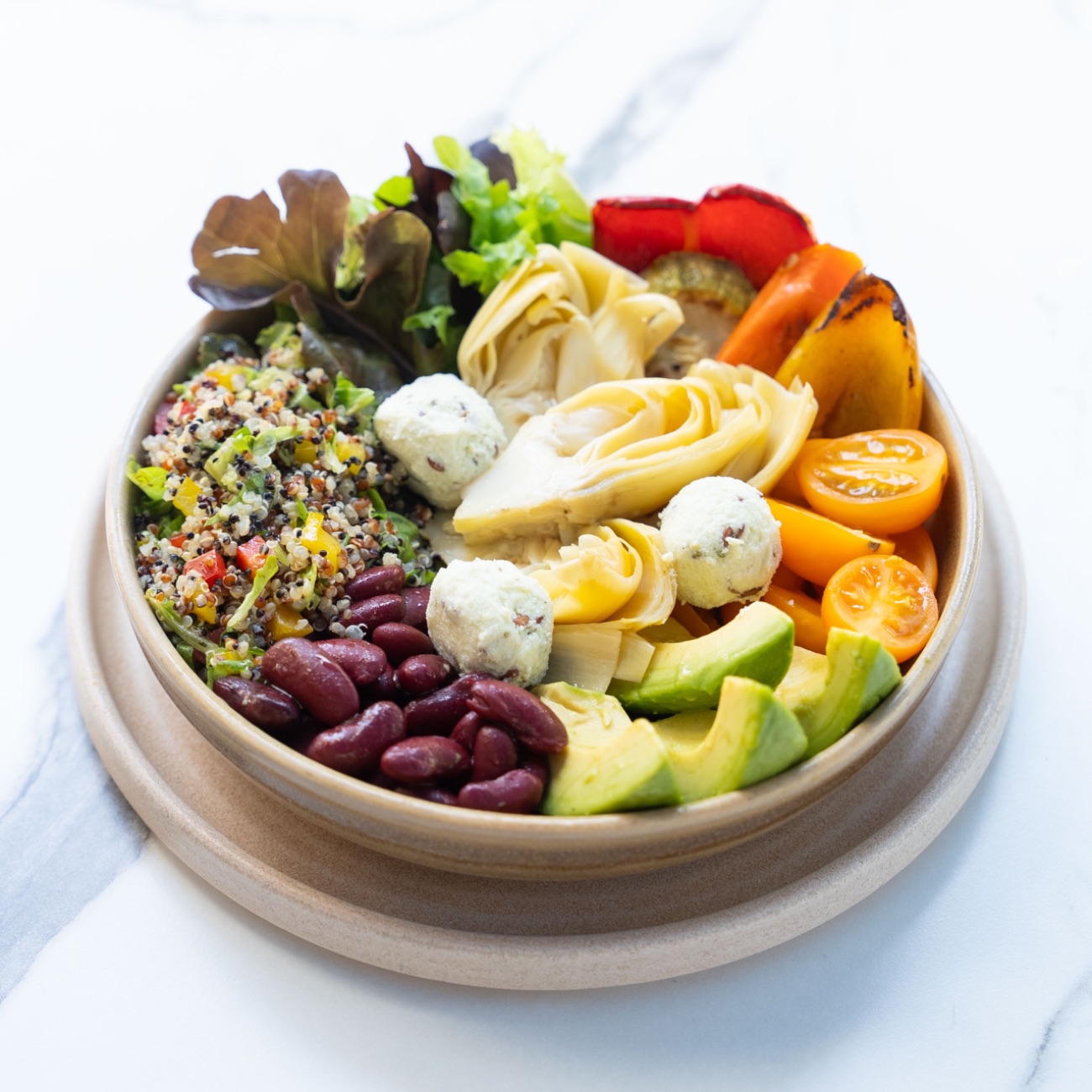 Enginarlı Avokado Bowl - Enginar Kalbi, Kinoa Tabule, Meksika Fasulyesi, Çeri Domates, Izgara Sebze, Akdeniz Yeşilliği, Avokado, Peynir Topları.