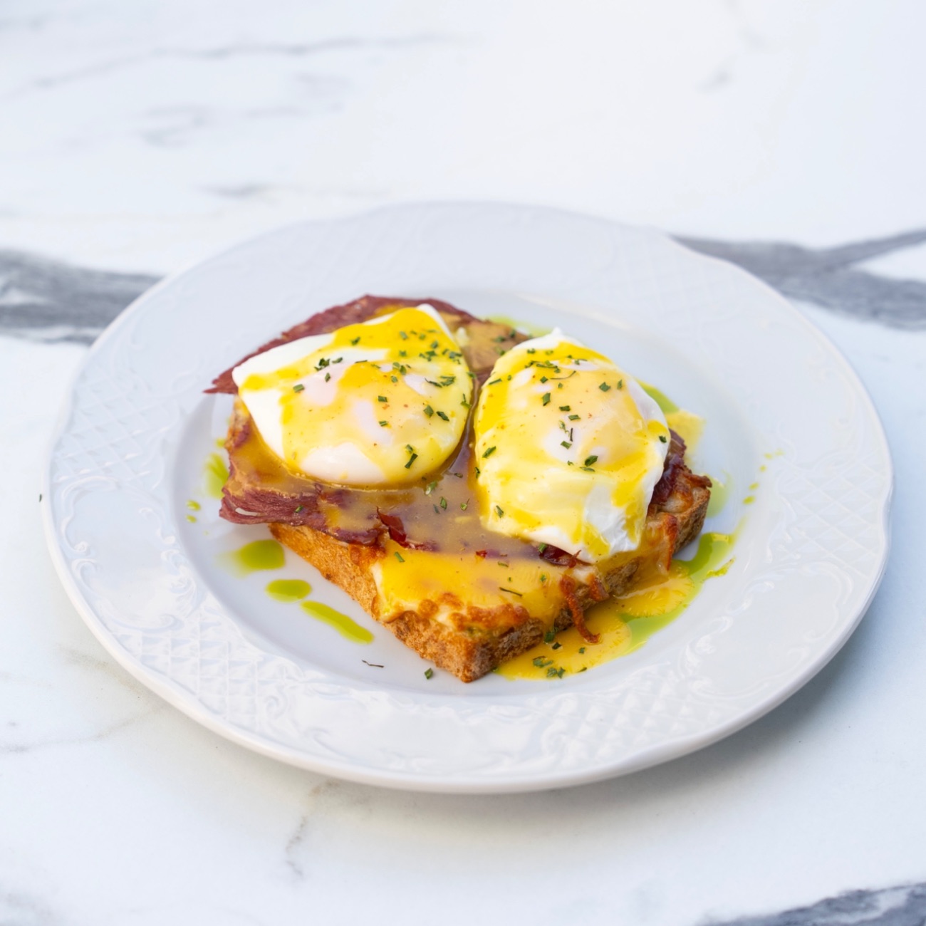 Egg Benedict - Brioche Ekmek, Roast Beef Füme, Mozzarella, Yumurta, Hollandez sos.