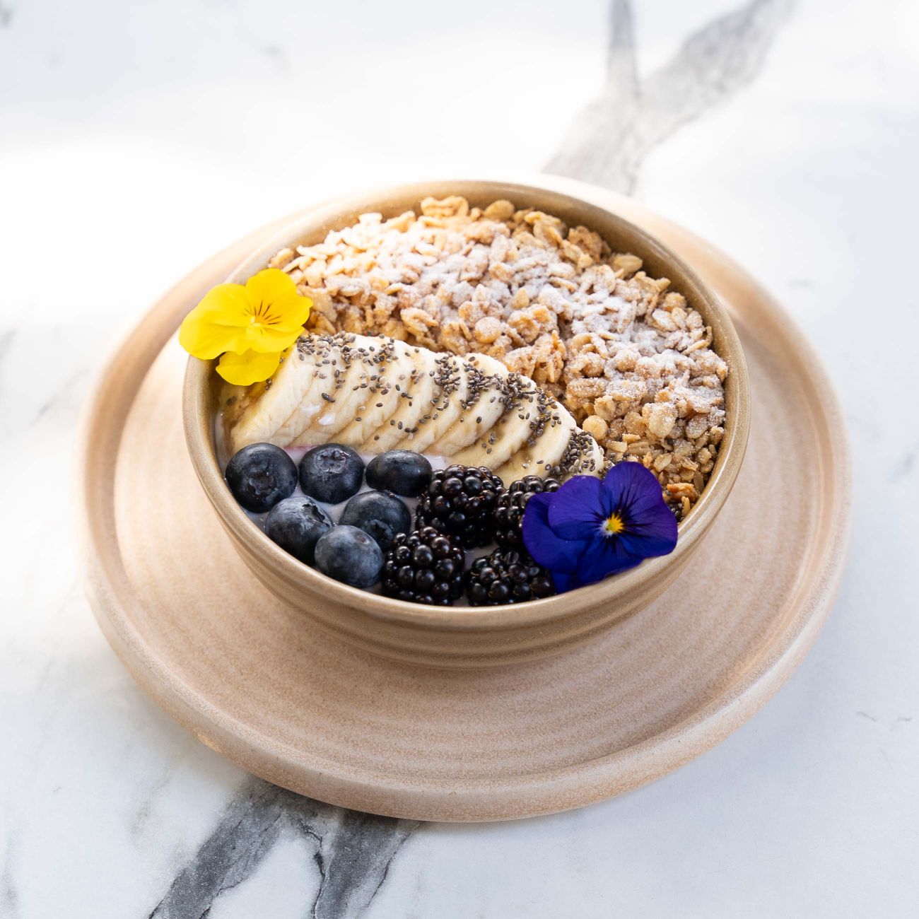 Blueberry Granola - Süzme Yoğurt, Yaban Mersini, Muz, Granola, Çilek, Agave Şurubu, Chia Tohumu.