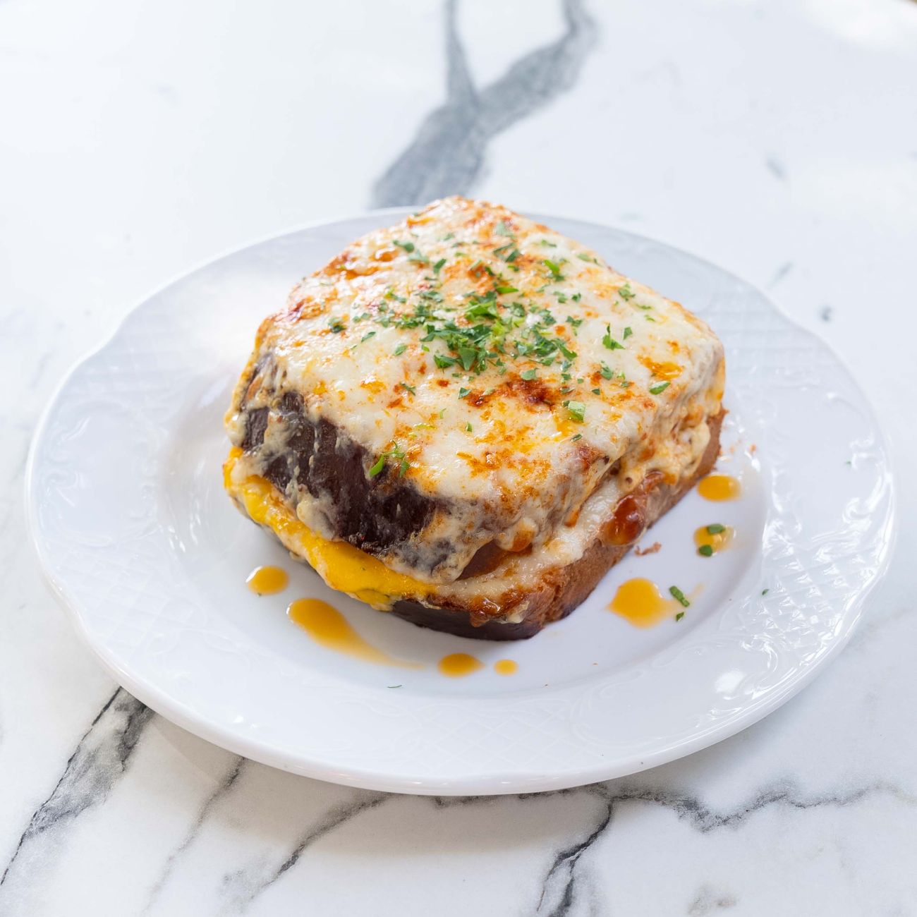 Croque Monsiuer - Roast Beef Füme, 3 Peynir, Brioche Ekmeği, Mozarella ve Parmesan.