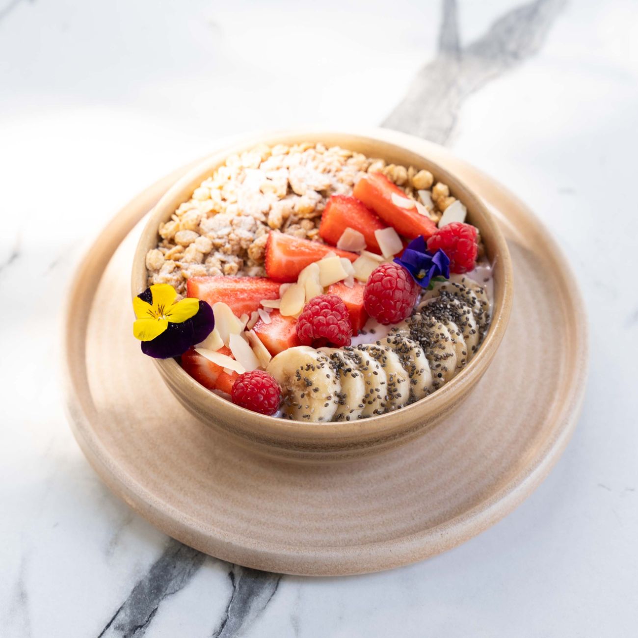 Strawberry Granola - Süzme Yoğurt, Çilek, Muz, Granola, Yaban Mersini, Agave Şurubu, Haşhaş.
