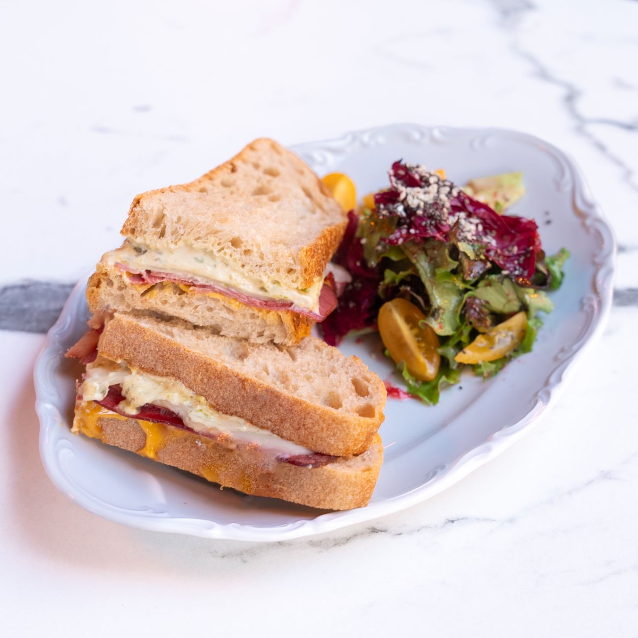 Ruben Tost - Roast Beef Füme, Ekşi Mayalı Ekmek, Çeri Domates, Cheddar, Kaşar Peyniri, Akdeniz Yeşilliği, Ruben Sos.