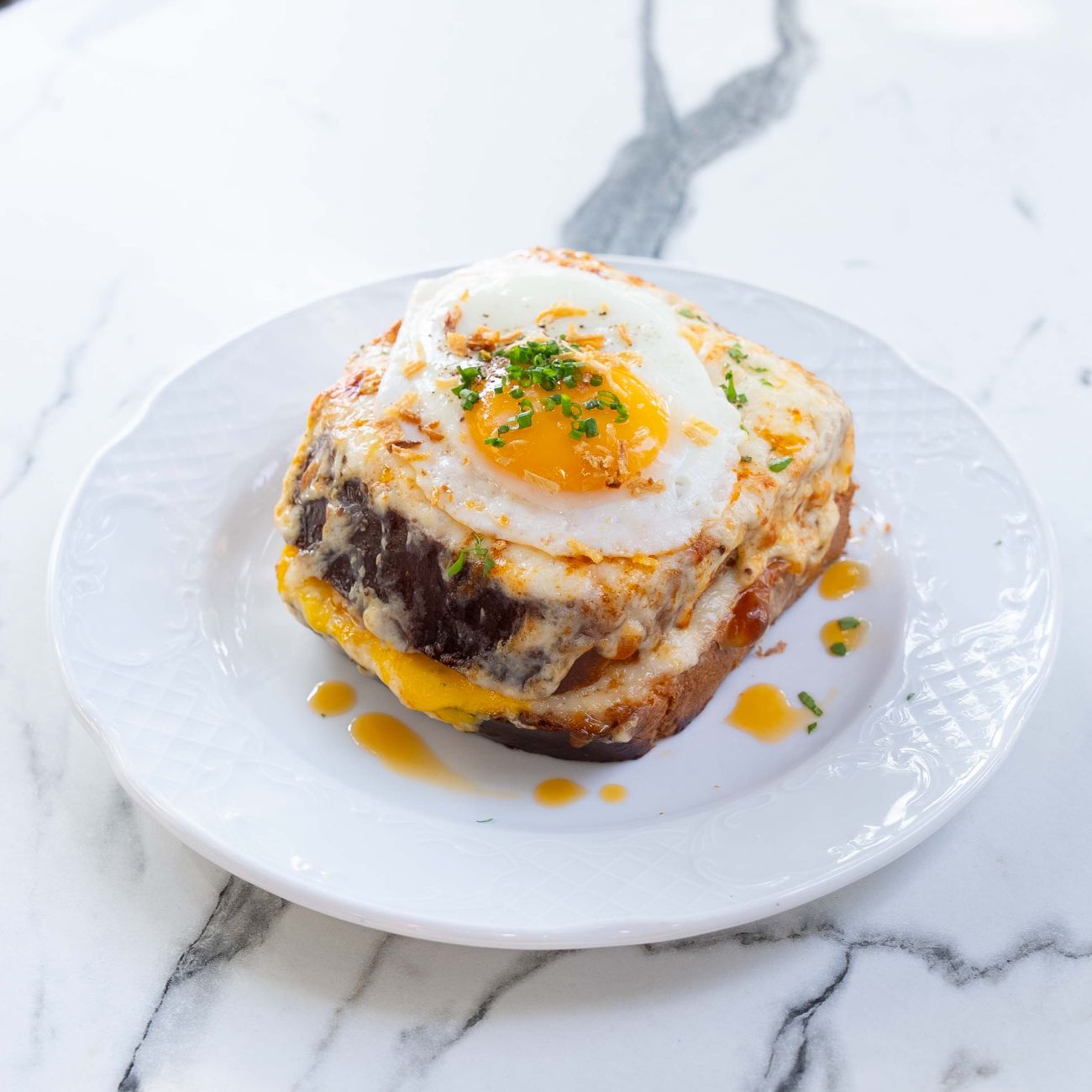 Croque Madame - Roast Beef Füme, 3 Peynir, Brioche Ekmeği, Mozarella ve Parmesan, Yumurta.