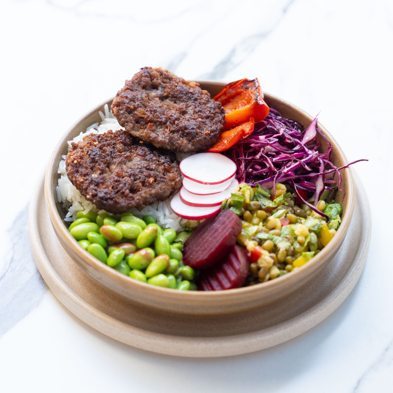 Köfte Bowl - Izgara Köfte, Basmati Pilavı, Edamame, Kırmızı Pancar, Maş Fasulye Piyazı, Mor Lahana, Izgara Sebze.