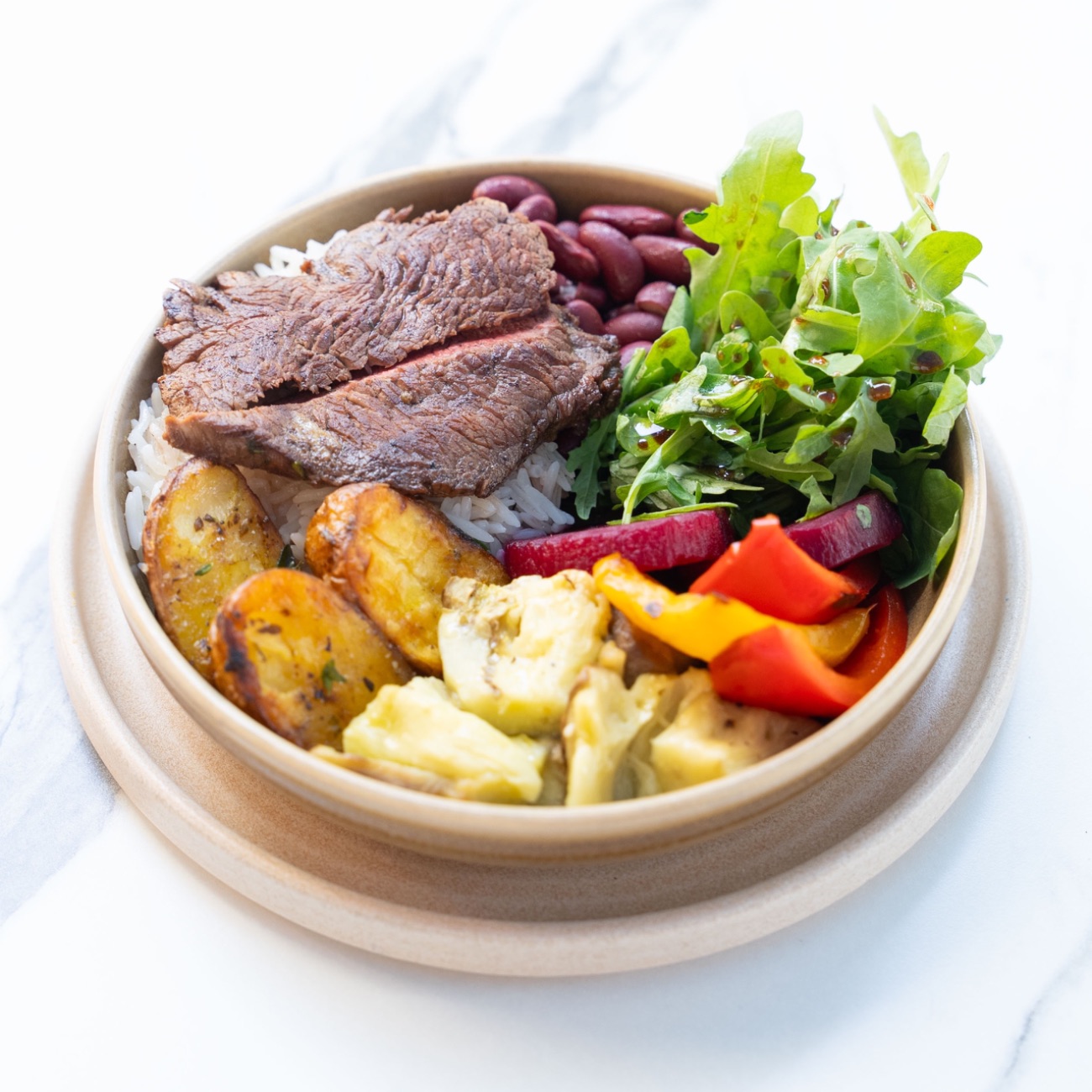 Köz Patlıcanlı Bonfile Bowl - Bonfile, Basmati Pilavı, Meksika Fasulyesi, Bebek Patates, Izgara Sebze, Kırmızı Pancar, Aragula.