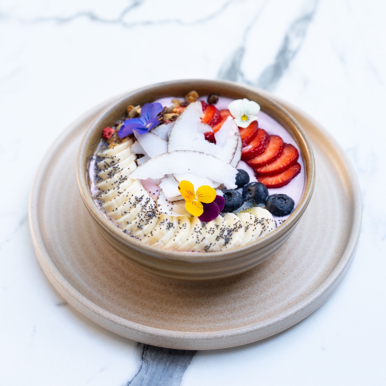 Strawberry Granola - Süzme Yoğurt, Çilek, Muz, Hindistan Cevizi, Granola, Yaban Mersini, Agave Şurubu, Haşhaş.