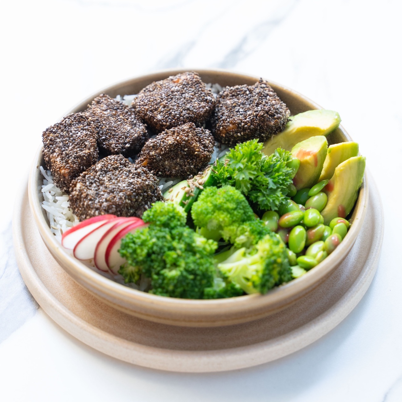 Chia Somon Bowl - Chia Kaplı Somon, Basmati Pilavı, Avokado, Brokoli, Edamame, Turp, Taze Kişniş, Kimyon ve Kişniş Tohumu.