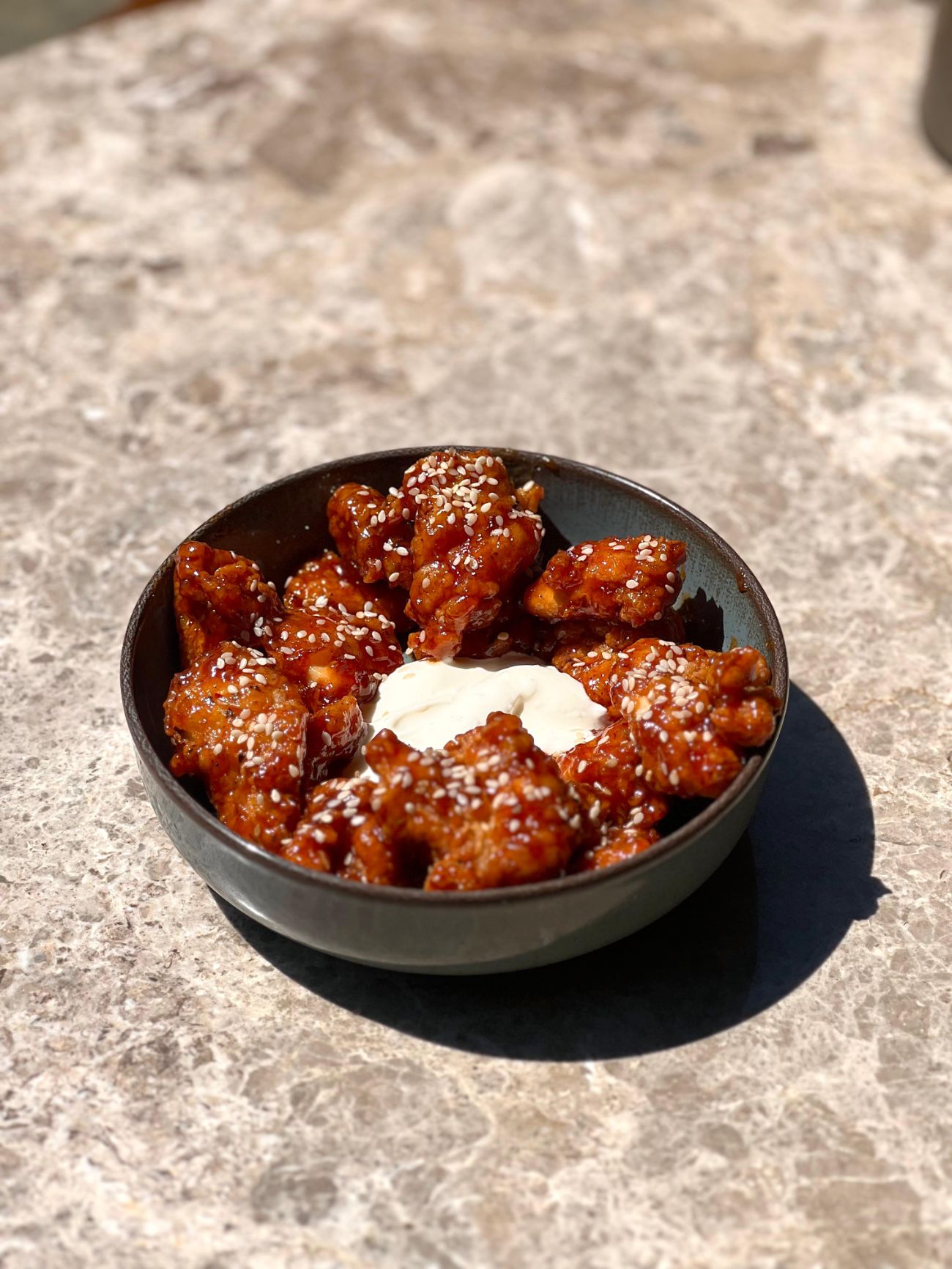 DRAGON CHICKEN - Tatlı ve acı soslu şefin tavuk parçaları, lime ve sour cream ile servis edilir