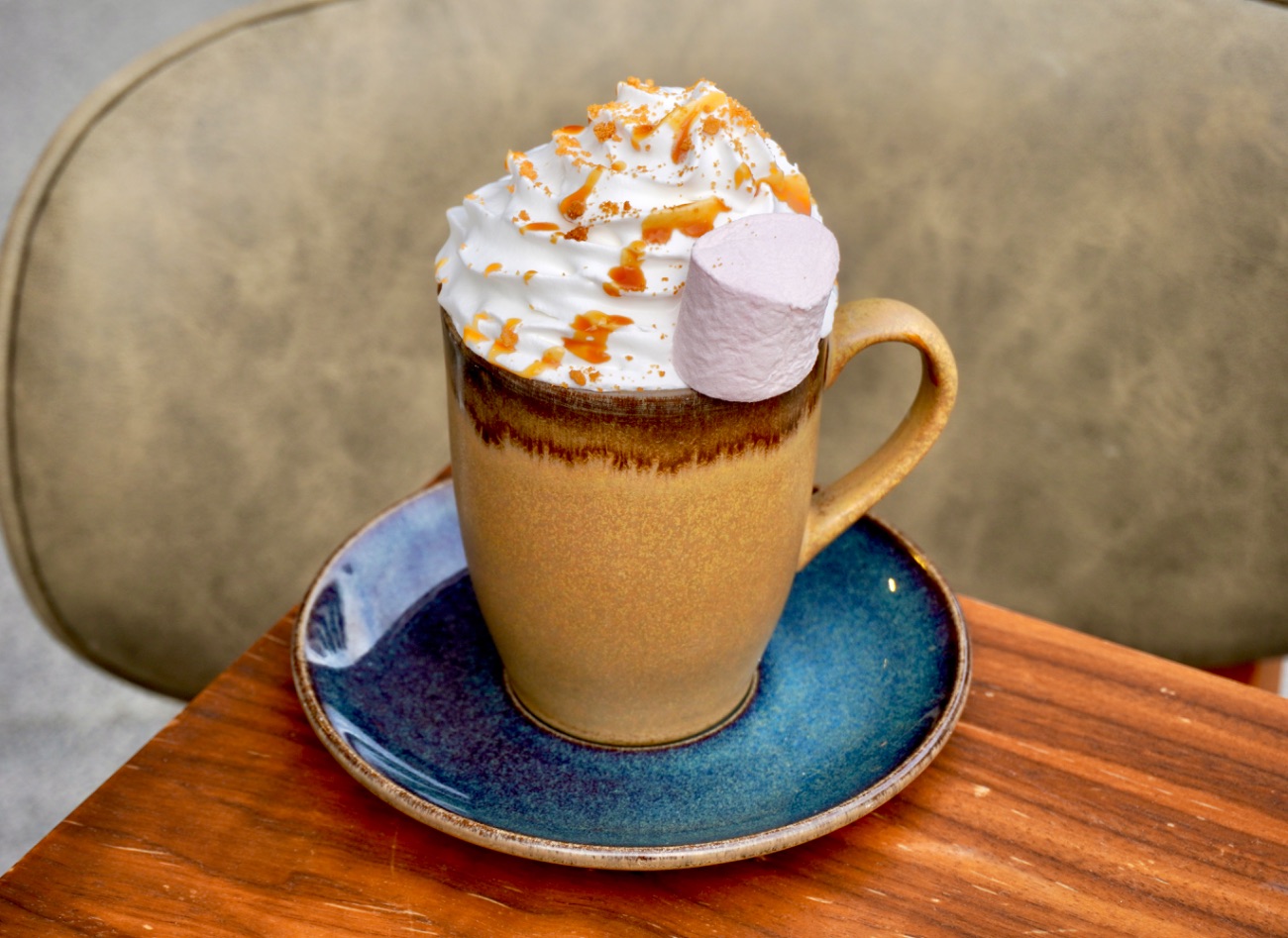 Glow Brulee - double espresso, tuzlu karamel, creme brulee şurubu, süt, krem şanti, lotus kırıntısı, karamel sos ve marshmallow