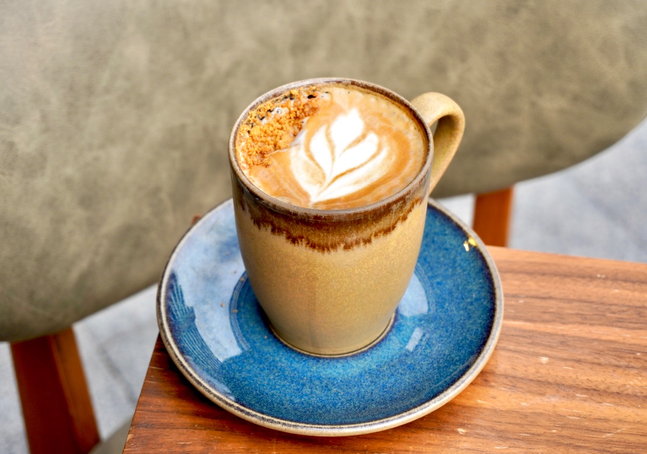 Lotus Latte - double espresso, lotus kreması, süt ve süt kreması, lotus krıntısı