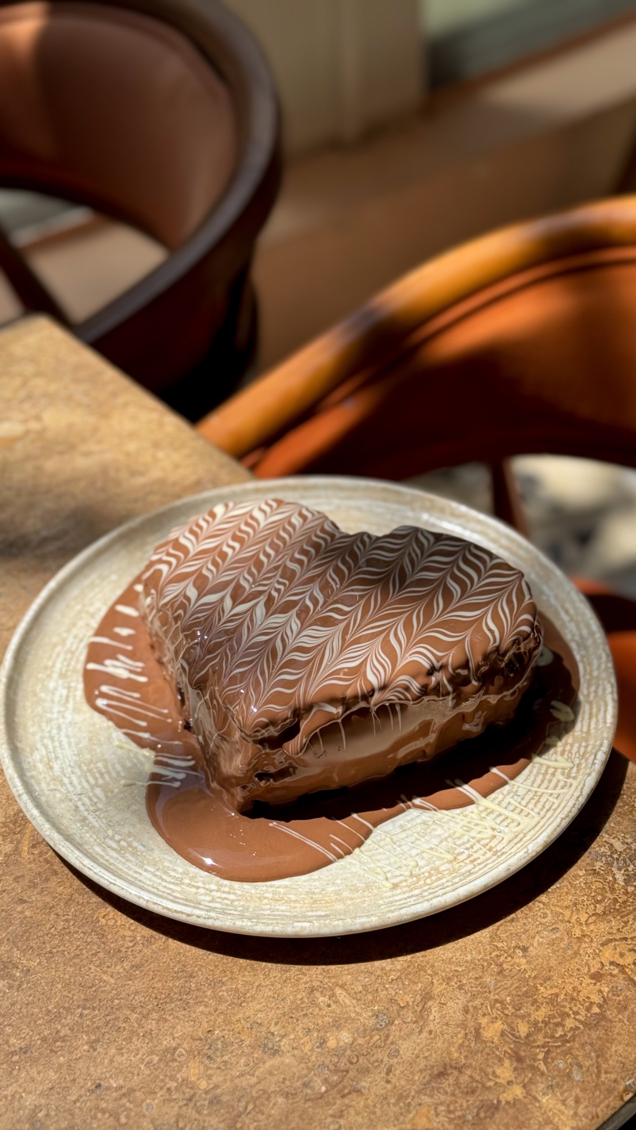 Happy Elysia - kırmızı meyveli velvet kek, GLOW kreması, frambuaz dolgusu, böğürtlen, frenk üzümü, sütlü ve beyaz Belçika çikolatası