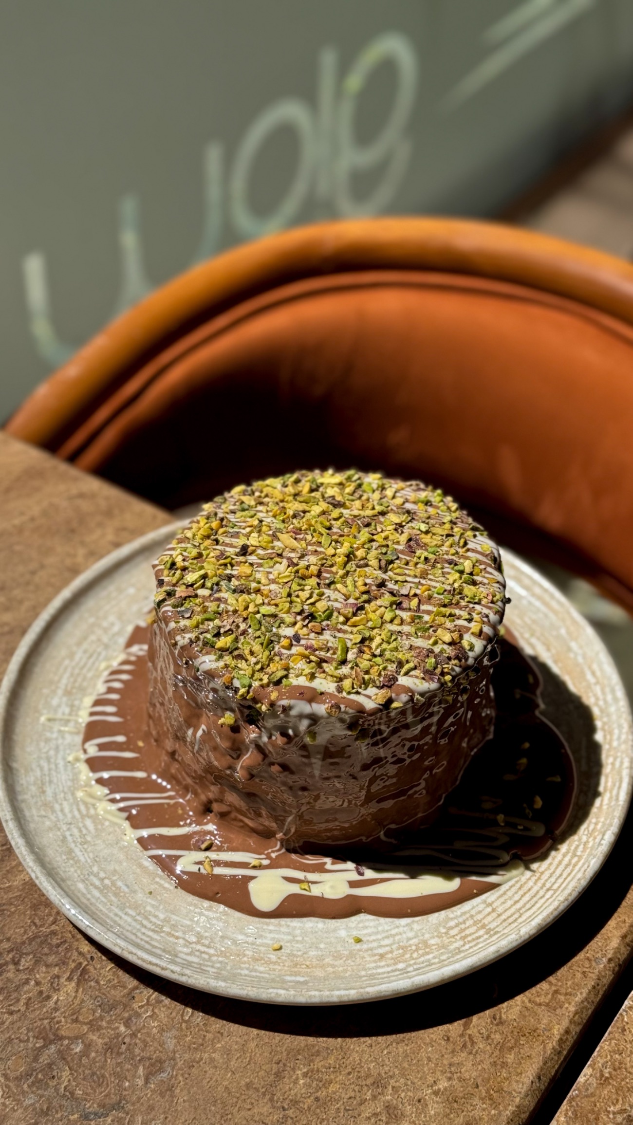 Happy Felicia - antep fıstıklı velvet kek, GLOW kreması, ananas, çilek, muz, antep fıstığı, sütlü ve beyaz Belçika çikolatası