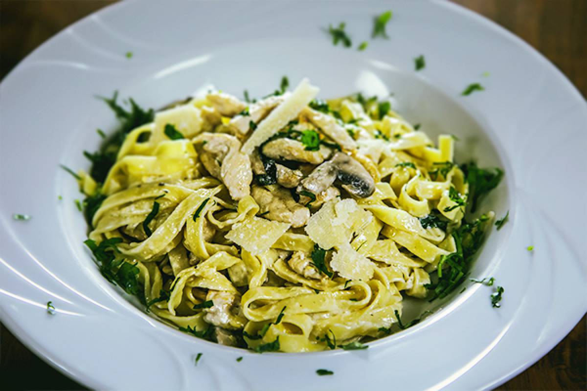 TAVUKLU FETTUCİNİ ALFREDO