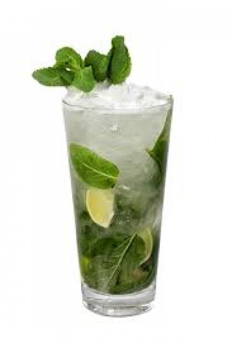 MOJITO - ROM, SPRİTE, ESMER ŞEKER, NANE YAPRAKLARI VE KIRIK BUZ İLE.