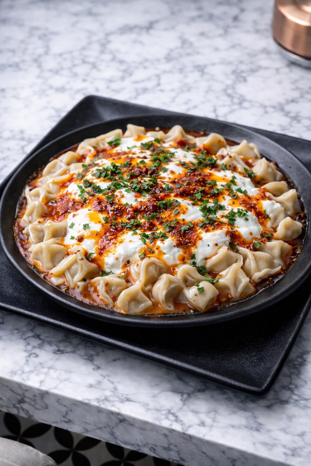 Mantı - Sarımsaklı yoğurt ve özel tereyağlı sos ile servis edilir.