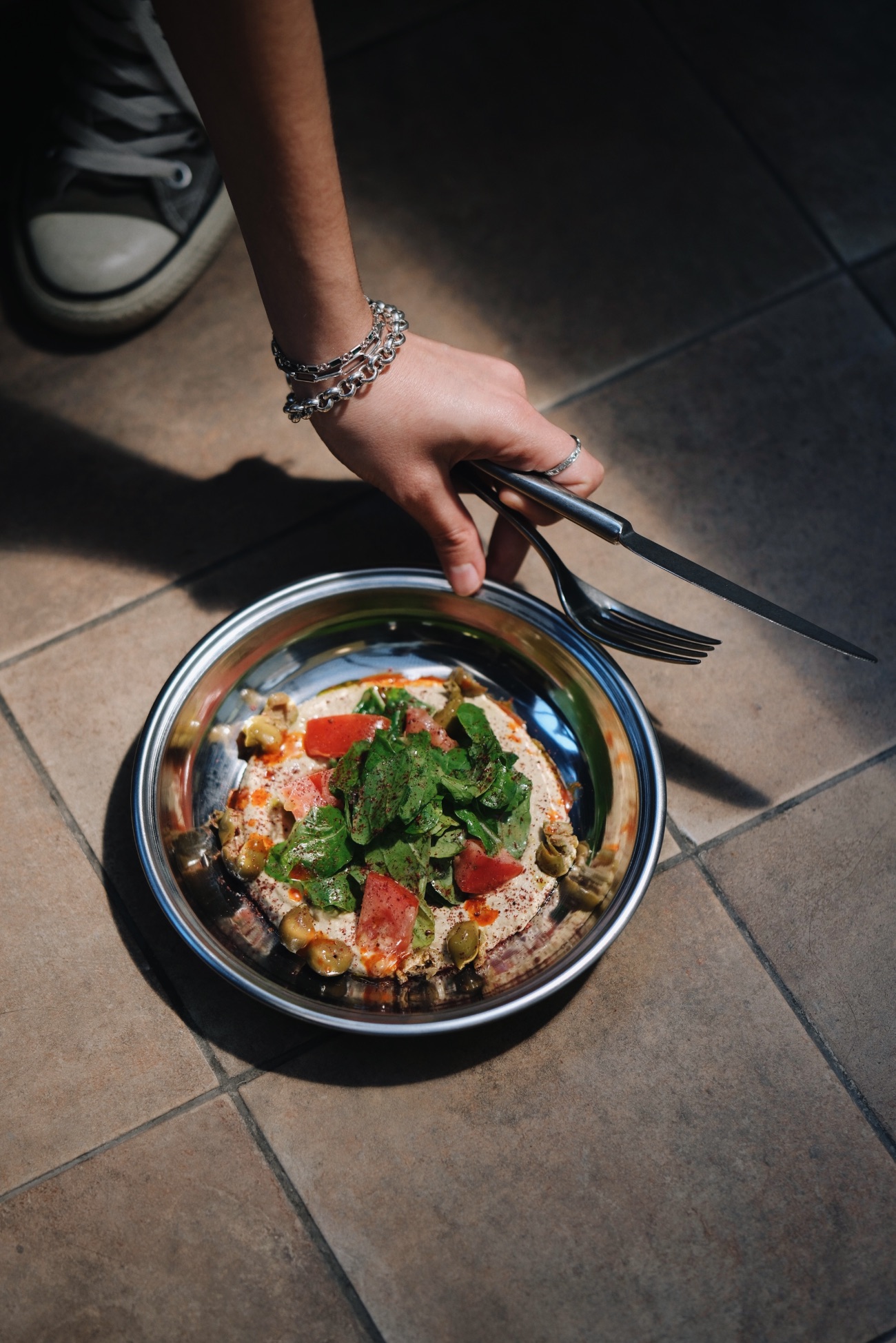 Humus Tabağı - Humus, roka, çeri domates, nane, maydanoz, sumak ve Antakya zeytini ile hazırlanır.