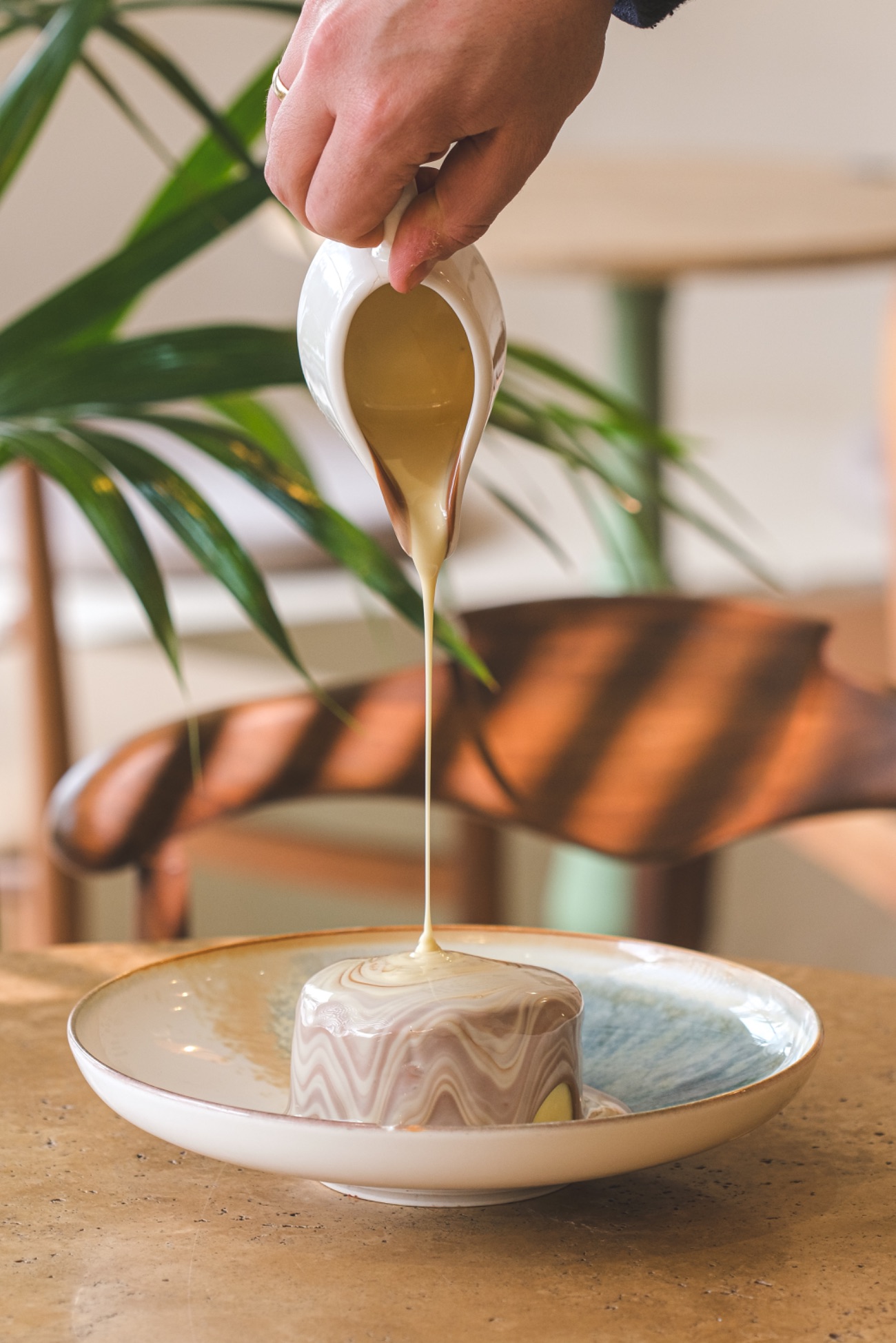Maya - Dark velvet kek, yer fıstıklı krema, çift shot espresso, sütlü ve beyaz çikolata, birinci sınıf boz Antep fıstığı ile servis edilir.