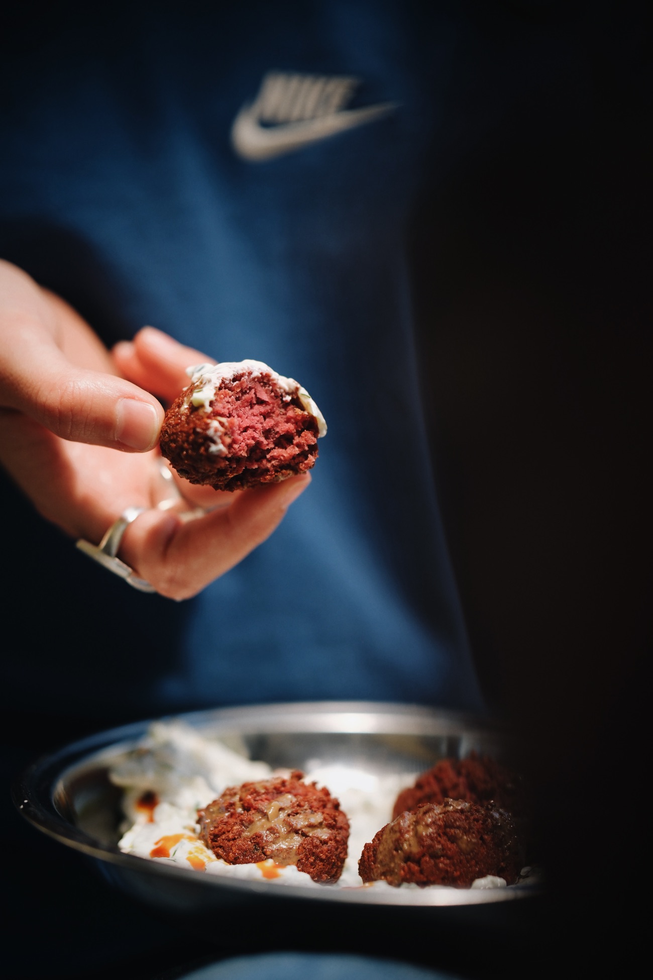 Falafel Tabağı - Kuru cacık, pancarlı falafel ve tahinli sos ile servis edilir.