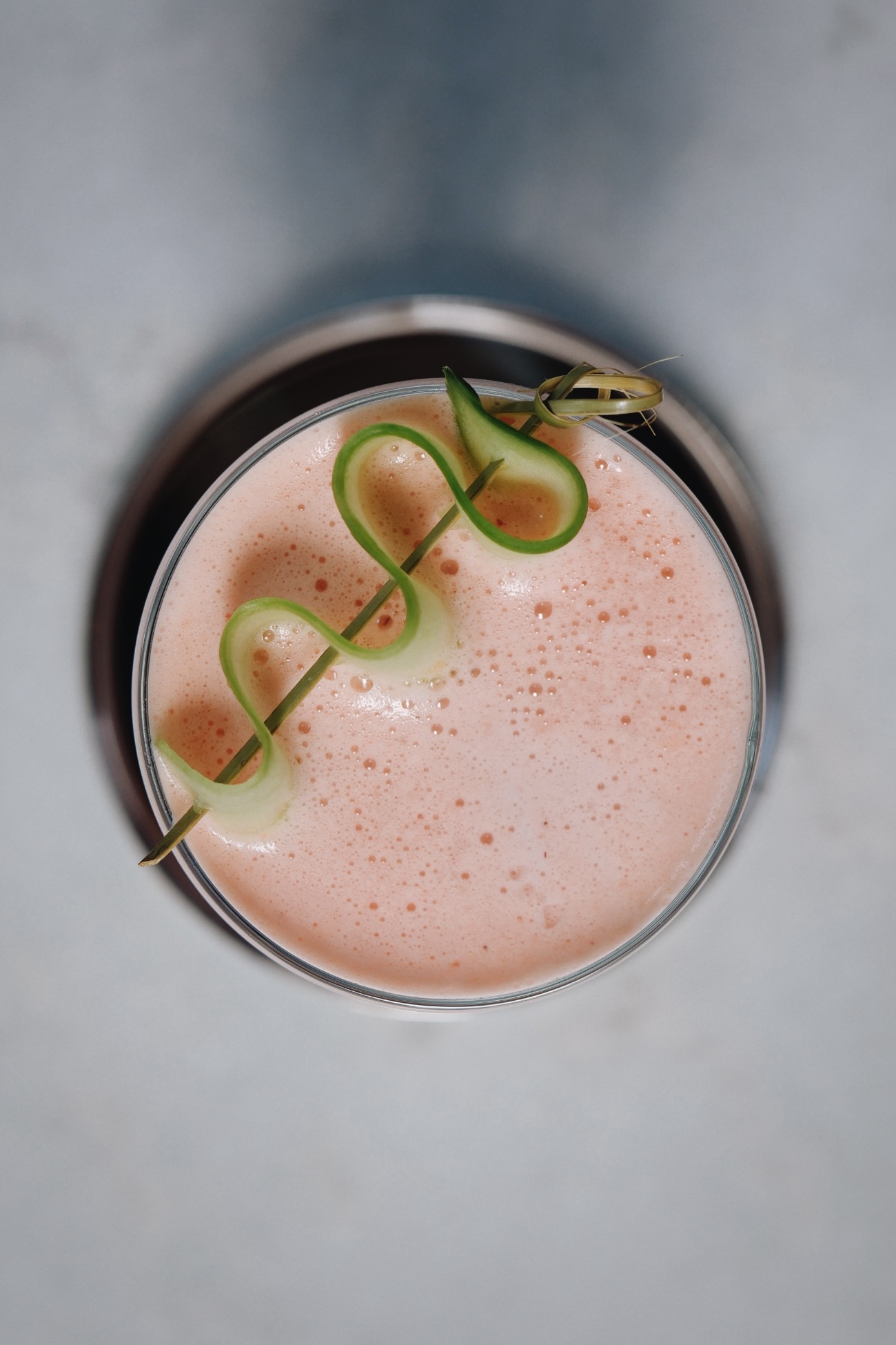 Cucumber Blush - Soğuk sıkım salatalık, soğuk sıkım çilek, soda, dilim salatalık