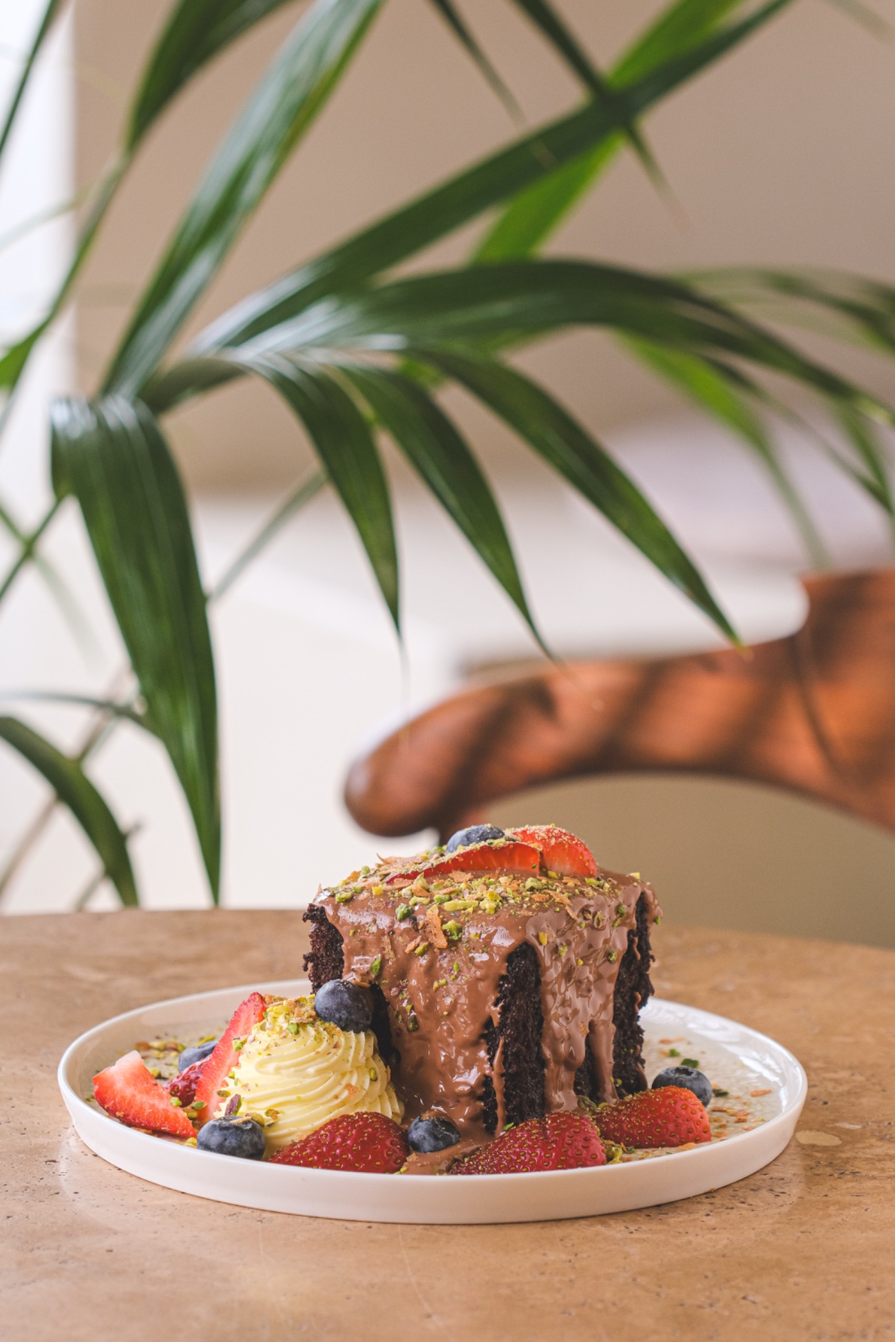 The One - Islak kek, pailleté feuilletine, yaban mersini, birinci sınıf boz Antep fıstığı, pastacı kreması tercihinize göre sütlü, beyaz veya bitter çikolata ile servis edilir.