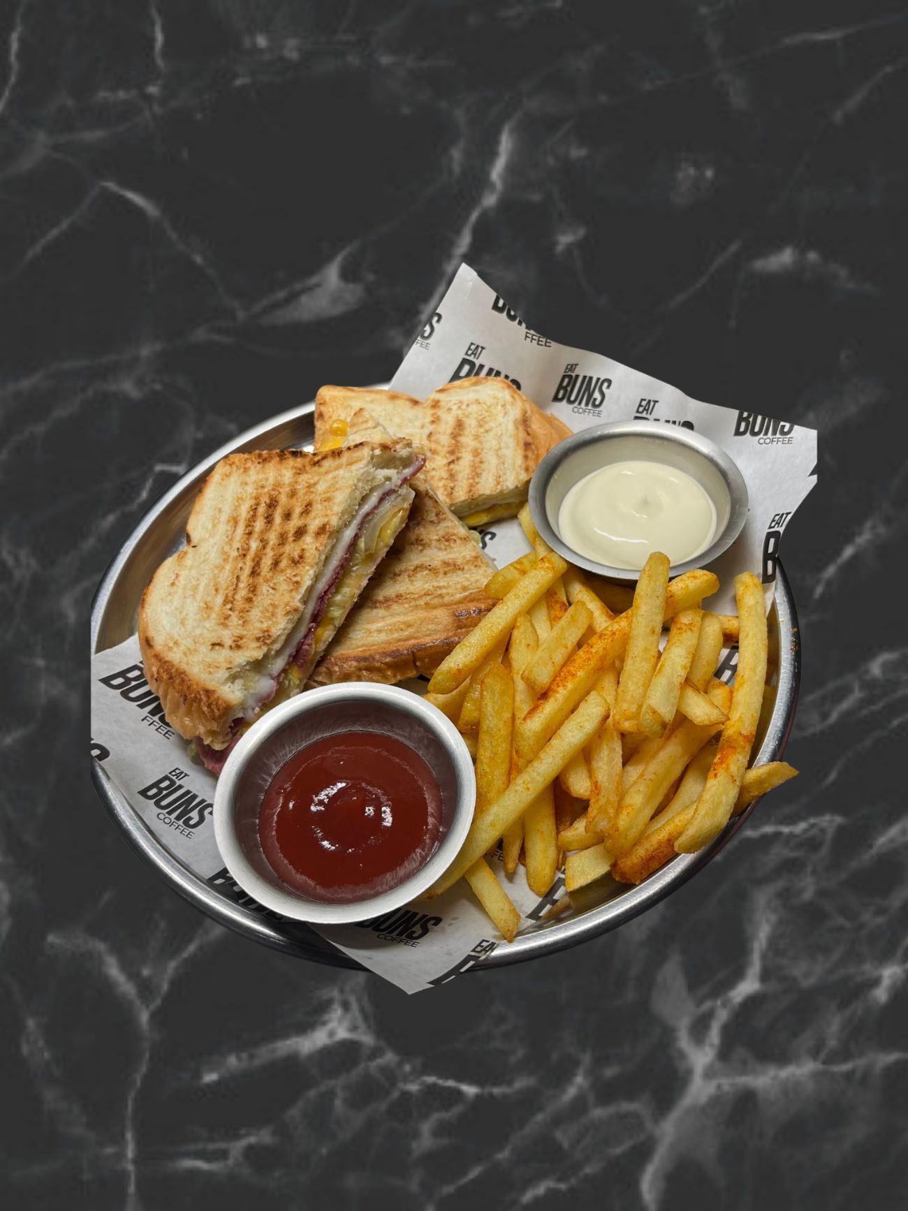 SMOKE FÜME TOST - 3 dilim füme et, 2 dilim kaşar, 2 dilim chedar peyniri, ballı hardal, ıceberg marul ve patates kızartması ile