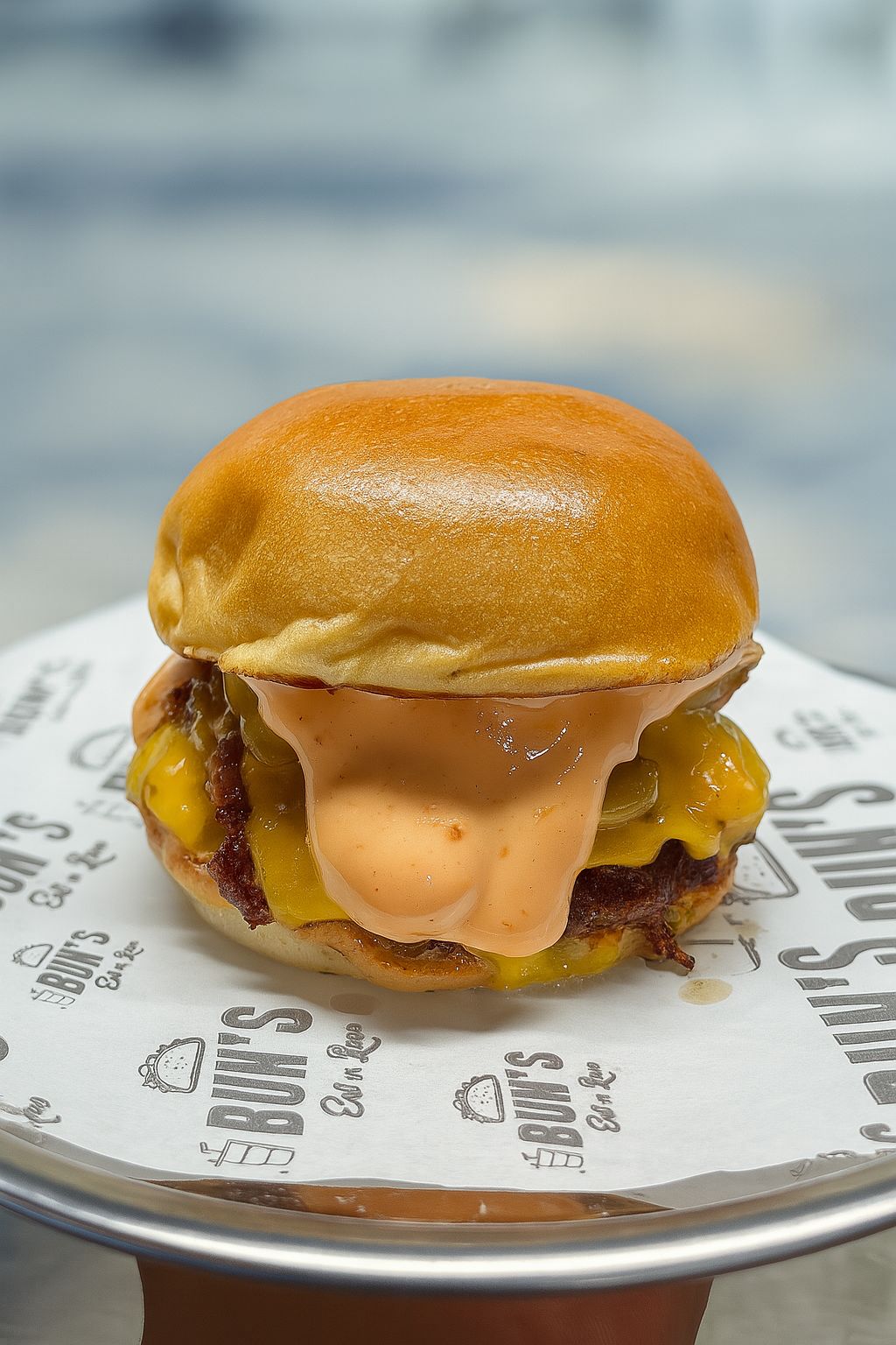 MEXİCO HOT BURGER - 2 x 70 gr dana burger köfte, cheddar peyniri, jalapeno biber, acılı mayonez, karamelize soğan ve patates kızartması ile