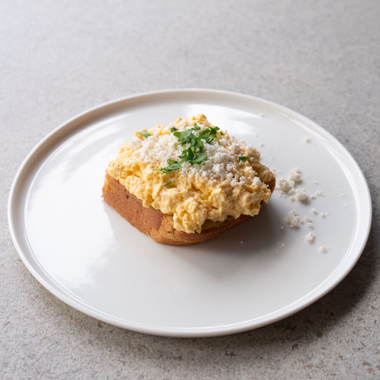 Brioche Çırpılmış Yumurta - Brioche Ekmek, Lor Peyniri, Çırpılmış Yumurta.