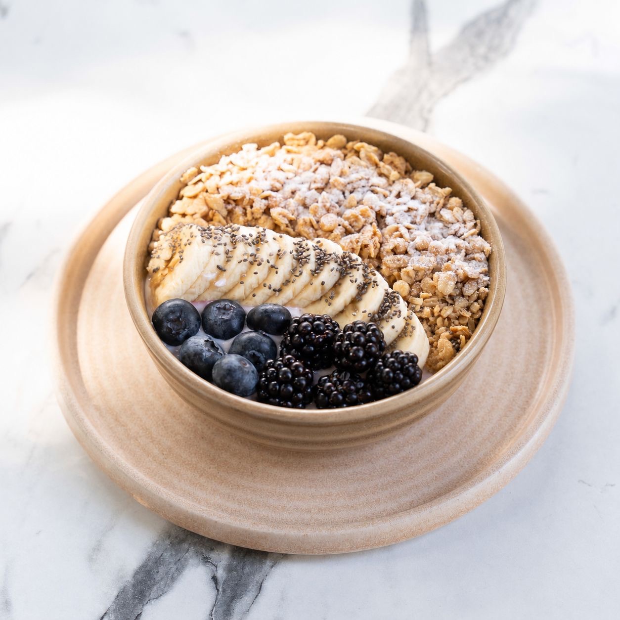 Blueberry Granola - Süzme Yoğurt, Yaban Mersini, Muz, Granola, Çilek, Agave Şurubu, Chia Tohumu.
