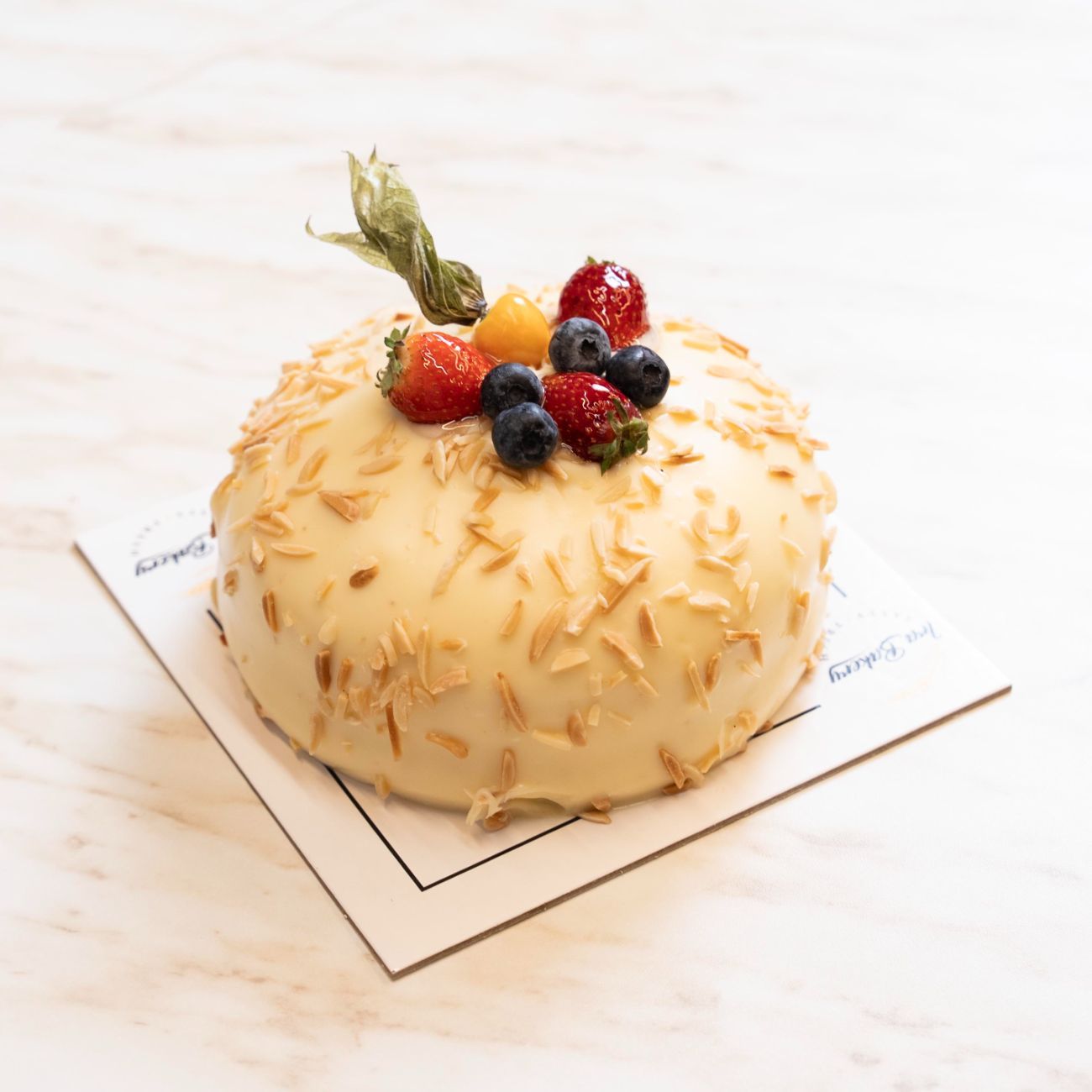 Raffaello (6-8 Kişilik) - Muz, Çilek, Pastacı Kreması, Beyaz Pandispanya.