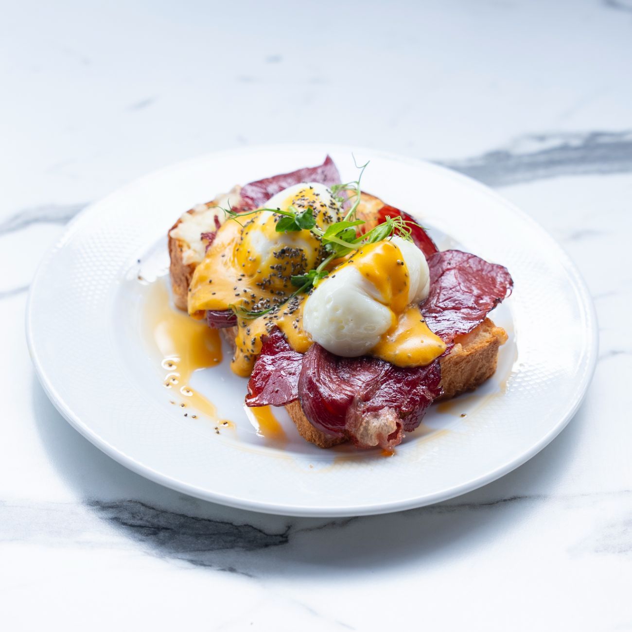 Egg Benedict - Brioche Ekmek, Roast Beef Füme, Mozzarella, Poşe Yumurta, Hollandez sos.