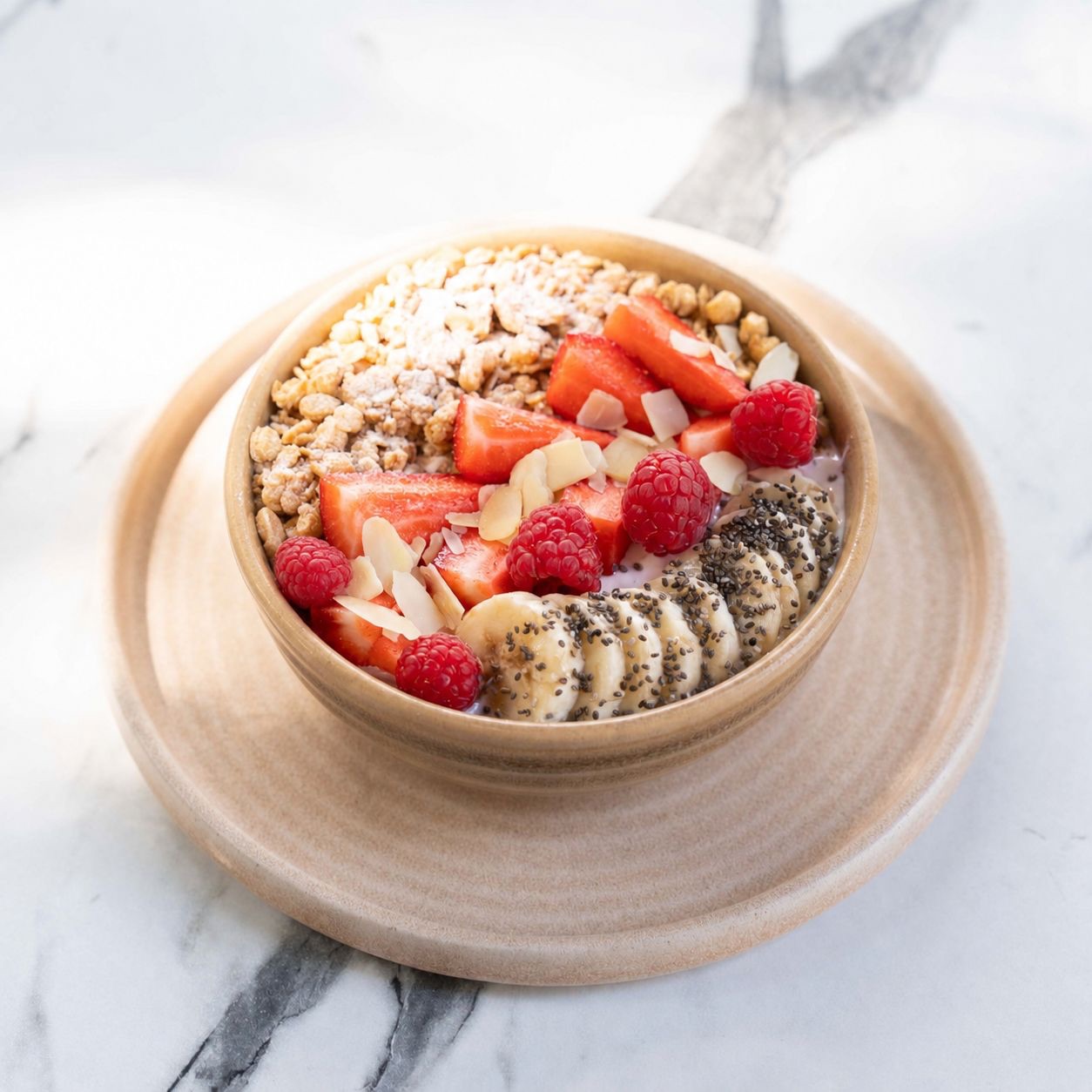 Strawberry Granola - Süzme Yoğurt, Çilek, Muz, Granola, Yaban Mersini, Agave Şurubu, Haşhaş.