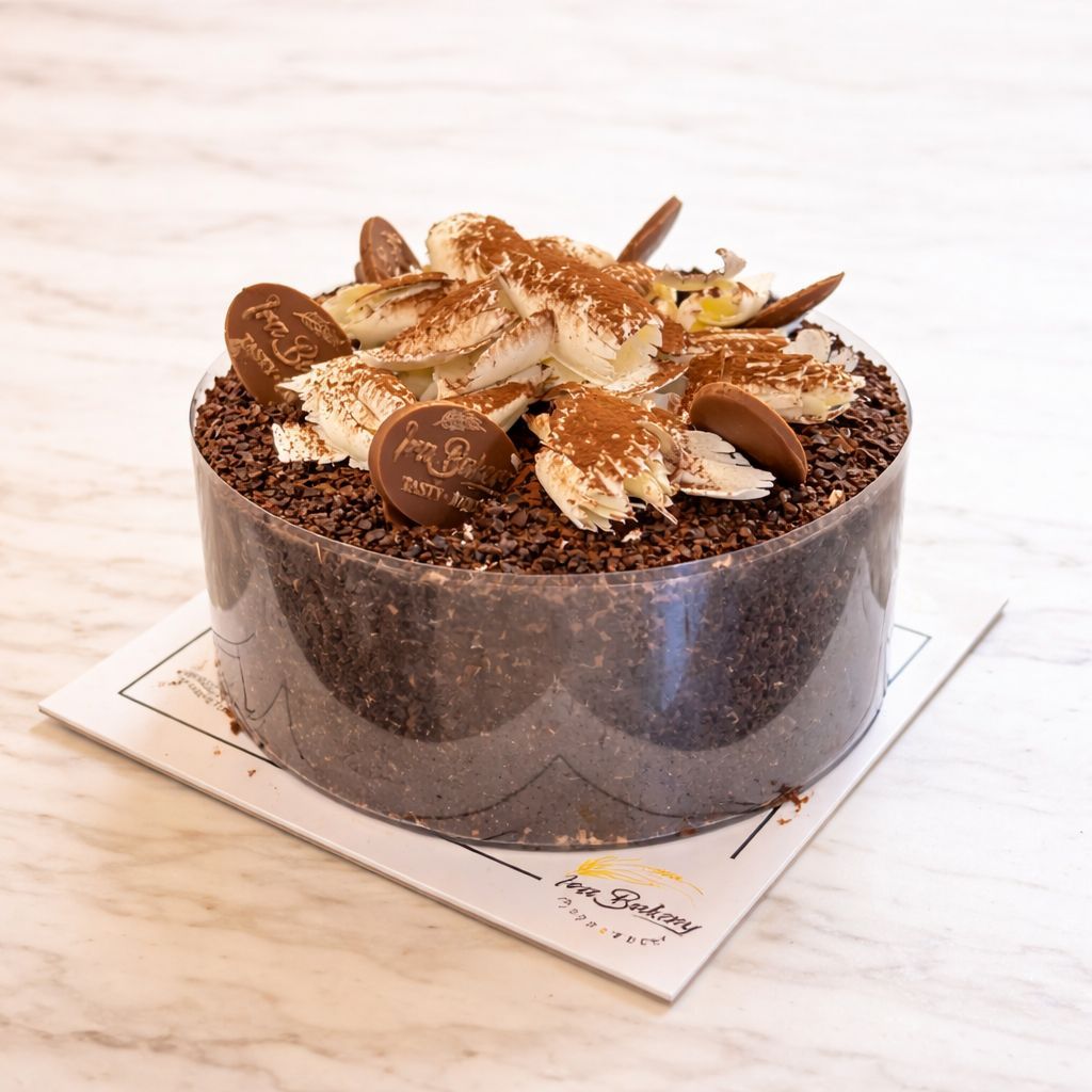 Muzlu Çikolatalı Pasta (4-6 Kişilik) - Muz, Parça Çikolata, Profiterol Sos, Pastacı Kreması.