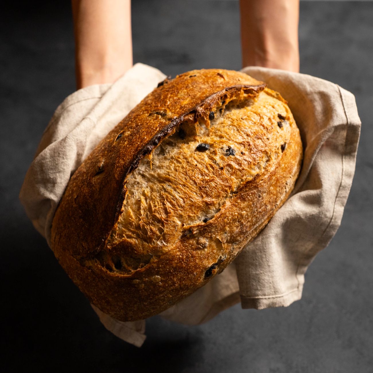 Zeytinli Ekşi Maya Ekmek - Zeytin, Kekik, Tam Buğday Unu, Çavdar Unu, Beyaz Un. 600gr.