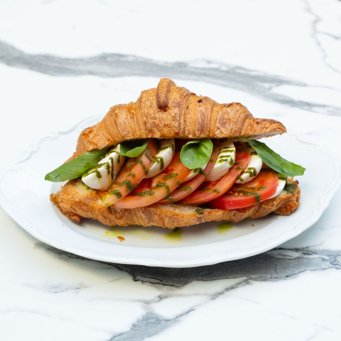 Mozarella Caprese Kruvasan - Mozerella, Domates, Pesto Sos, Fesleğen.