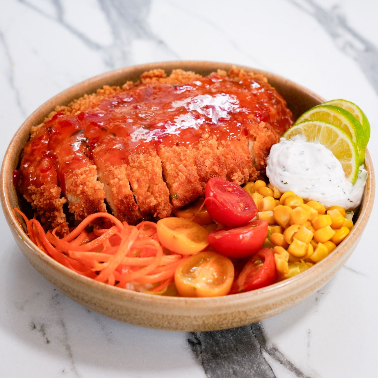 Tavuk Bowl - Panelenmiş Çıtır Tavuk, Basmati Pilav, Havuç, Marul, Mısır, Domates, Lime, Yoğurt Sos, Sweetchili Sos, Narenciye Sos.