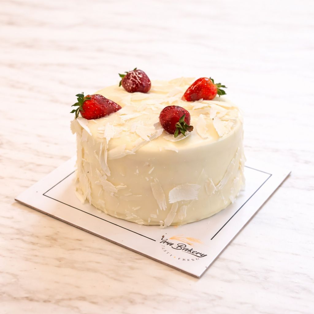 Çilekli Çikolatalı Pasta (6-8 Kişilik) - Çilek, Beyaz Çikolata, Pastacı Kreması.