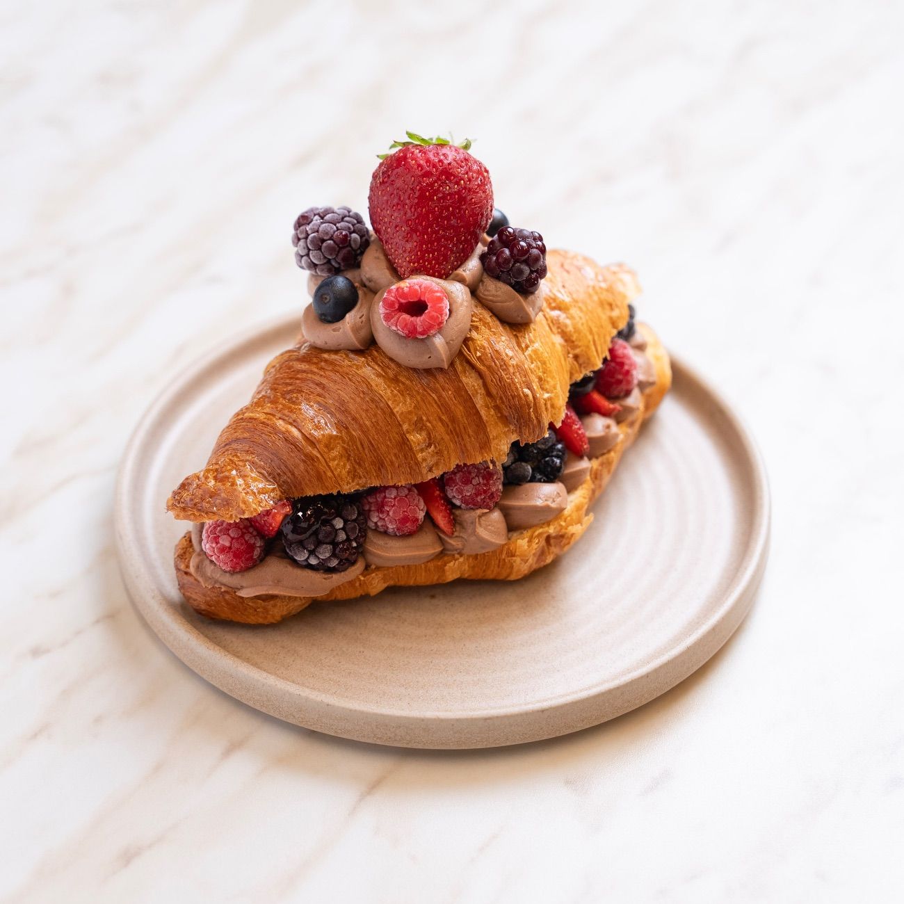 Orman Meyveli Kruvasan - Çikolata Krema, Orman Meyveleri, Frambuaz Sorbe, Çilek. Yanında Belçika Çikolatası servis edilir.