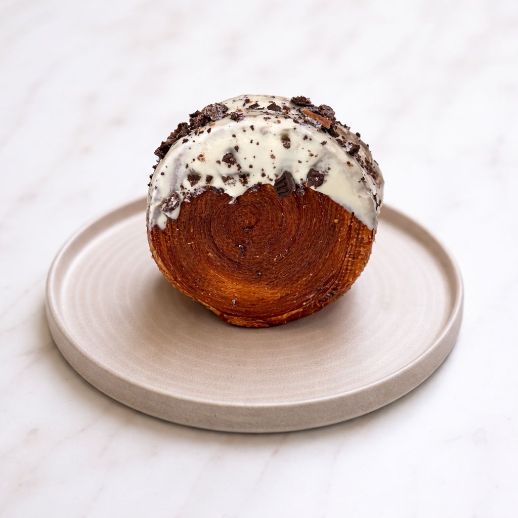 Oreolu Roll Kruvasan - Çikolatalı Dolgu, Oreo Kırıntıları, Beyaz Çikolata.