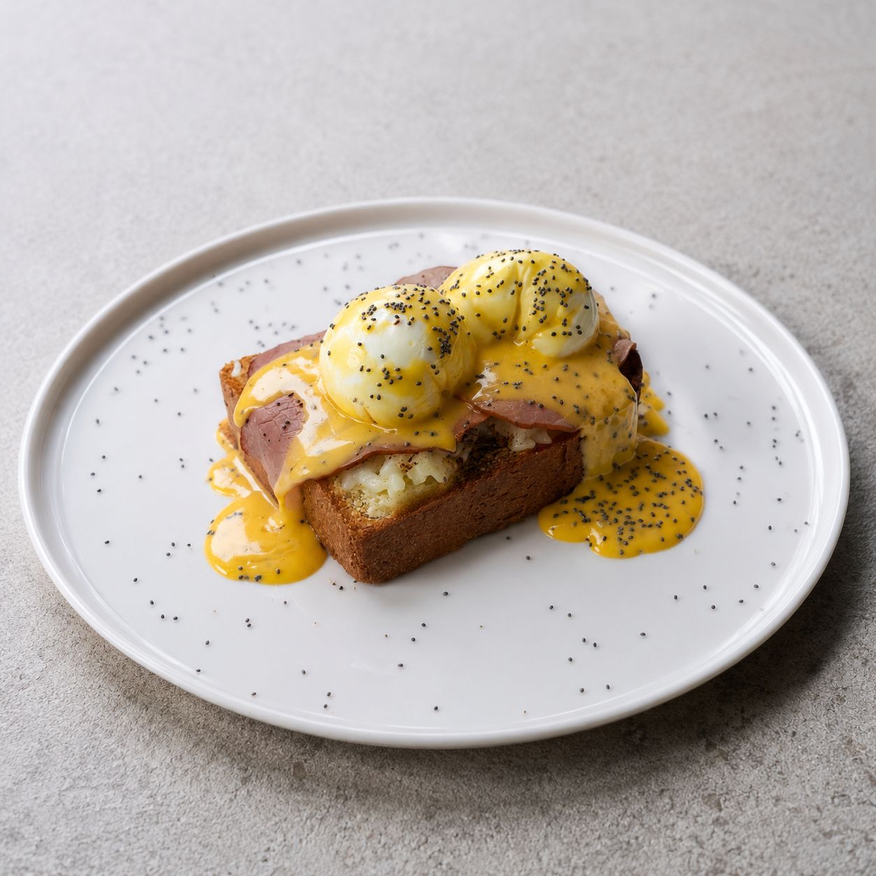Egg Benedict - Brioche Ekmek, Roast Beef Füme, Mozzarella, Poşe Yumurta, Hollandez sos.