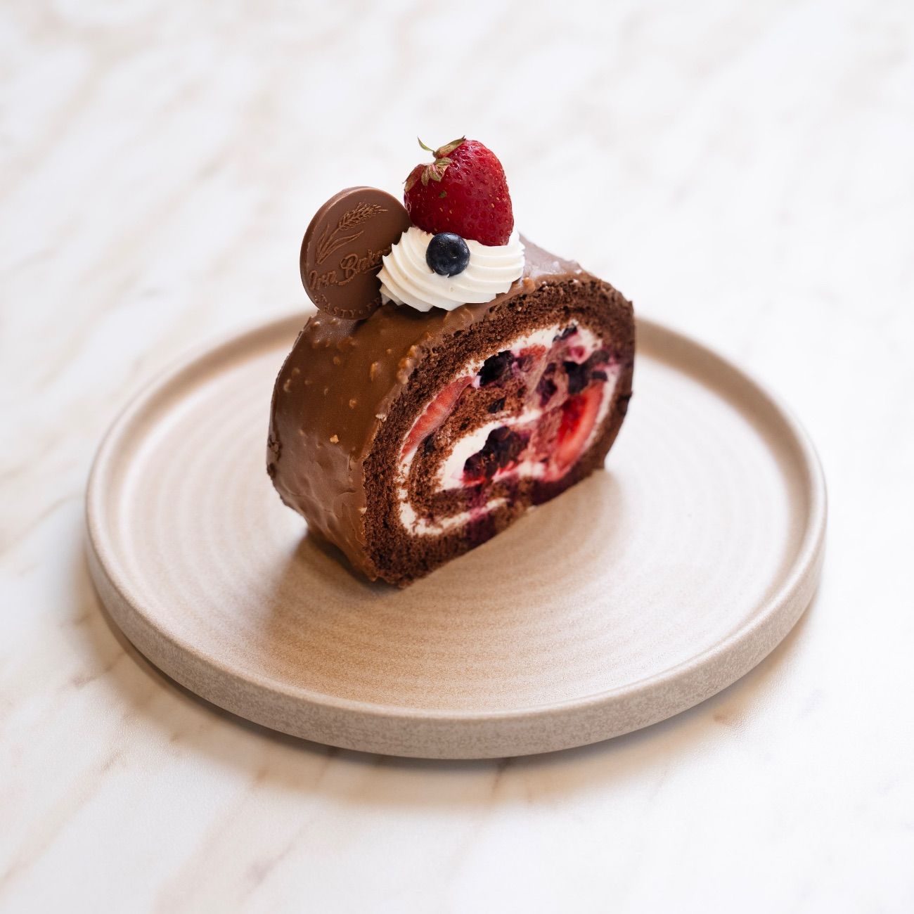 Çikolatalı İsveç Sarması - Çilek, Böğürtlen, Krema ve Sütlü Belçika Çikolatası.