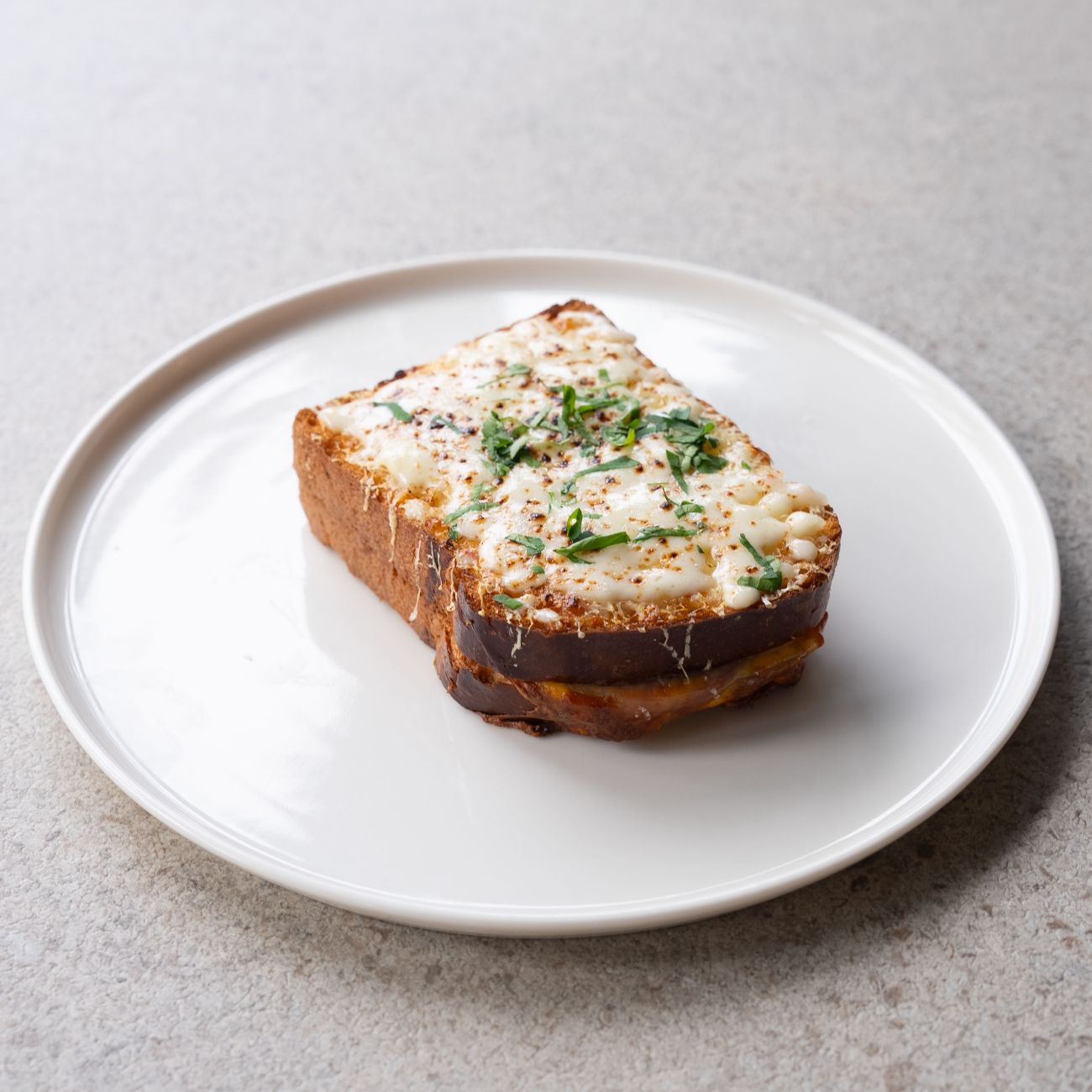 Croque Monsiuer - Roast Beef Füme, 3 Peynir, Brioche Ekmeği, Mozarella ve Parmesan.