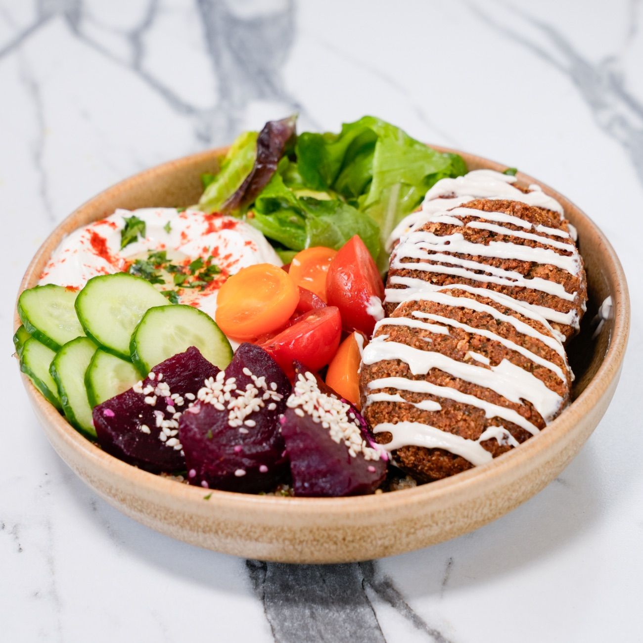 Falafel Bowl - Falafel, Akdeniz Yeşilliği, Kinoalı Tabule, Domates, Salatalık, Pancar, Tahinli Yoğurt Sos,