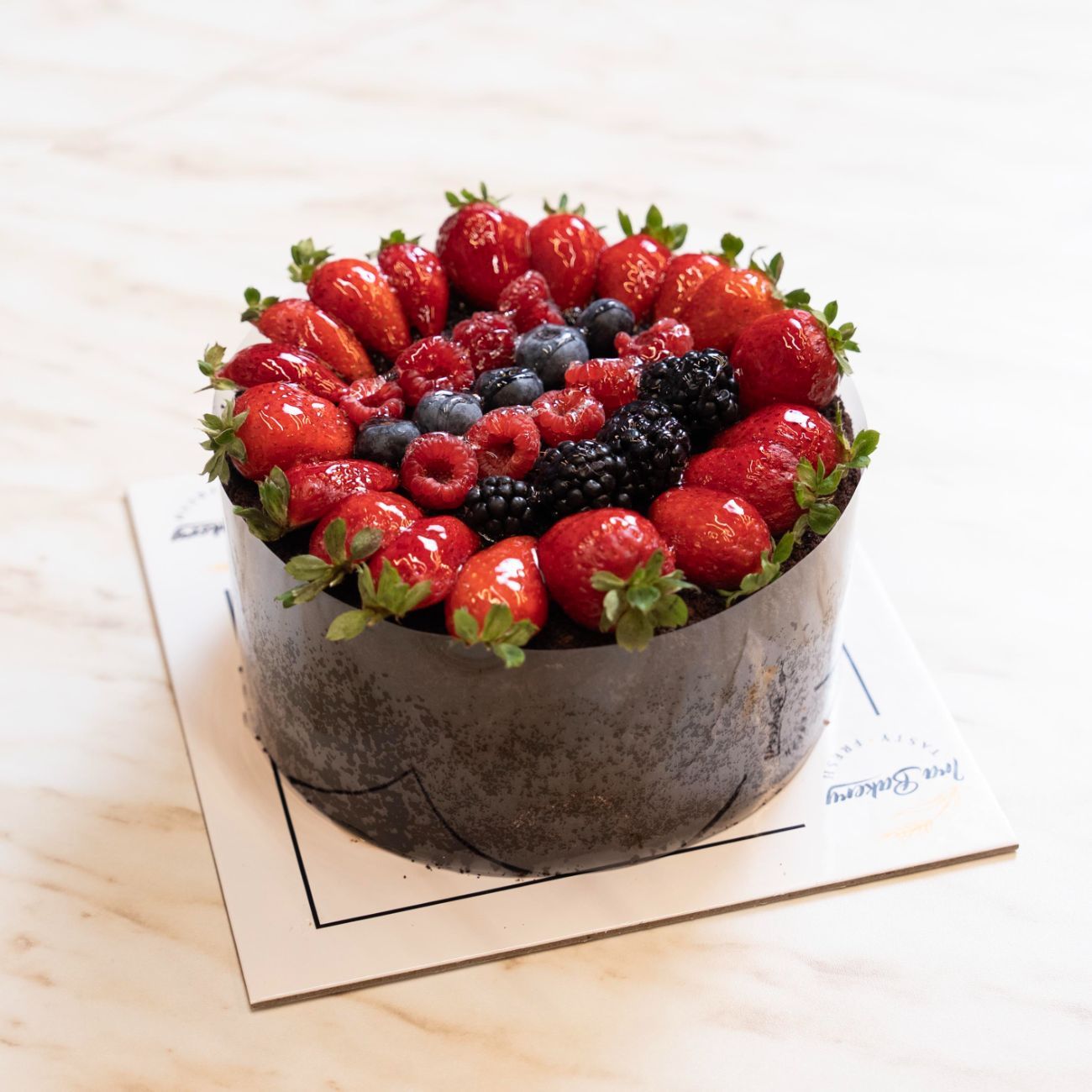 Montenegro (4-6 Kişilik) - Frambuaz, Çilek, Profiterol Sos, Fıstıklı Krema, Pastacı Kreması, Kakaolu Pandispanya.