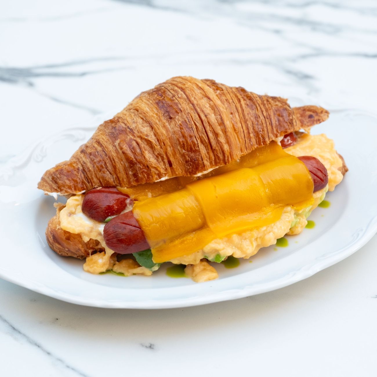 Frankfurther Sosis Kruvasan - Frankfurther Sosis, Çırpılmış Yumurta, Cheddar, Labne.