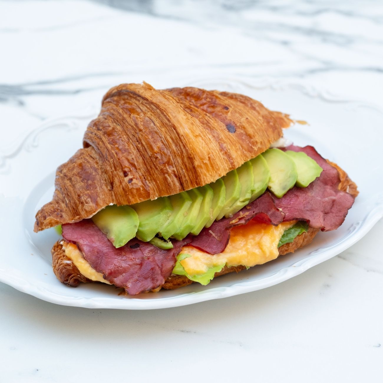 Roast Beef Scramble Egg Kruvasan - Roast Beef Füme, Çırpılmış Yumurta, Avocado, Labne.