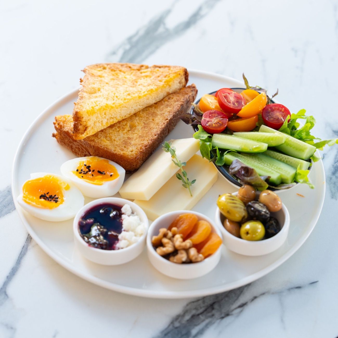 Brioche Mini Kahvaltı - Yumurtayla Kızartılmış Brioche Ekmeği, Haşlanmış Yumurta, Eski Kaşar, Vişne Reçeli - Lor Peyniri, Kuru Kayısı, Ceviz, 3 Çeşit Zeytin, Çeri Domates, Salatalık.