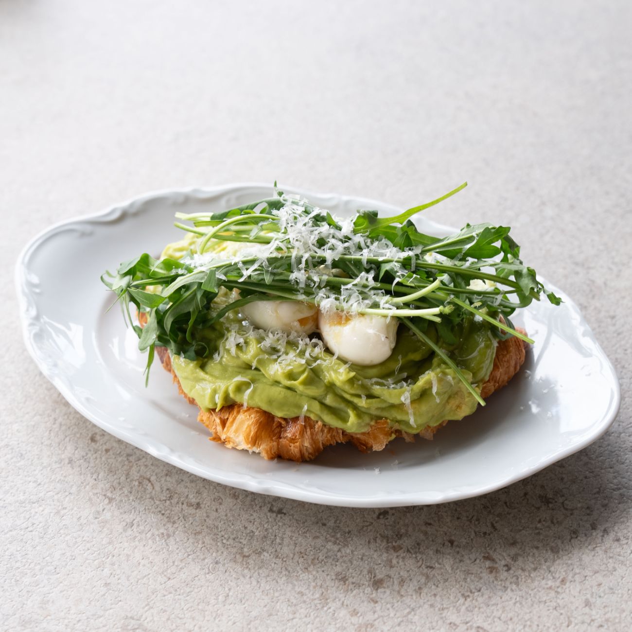 Avocadolu Kruvasan - Avocado Püresi, Yumurta, Aragula, Parmesan.
