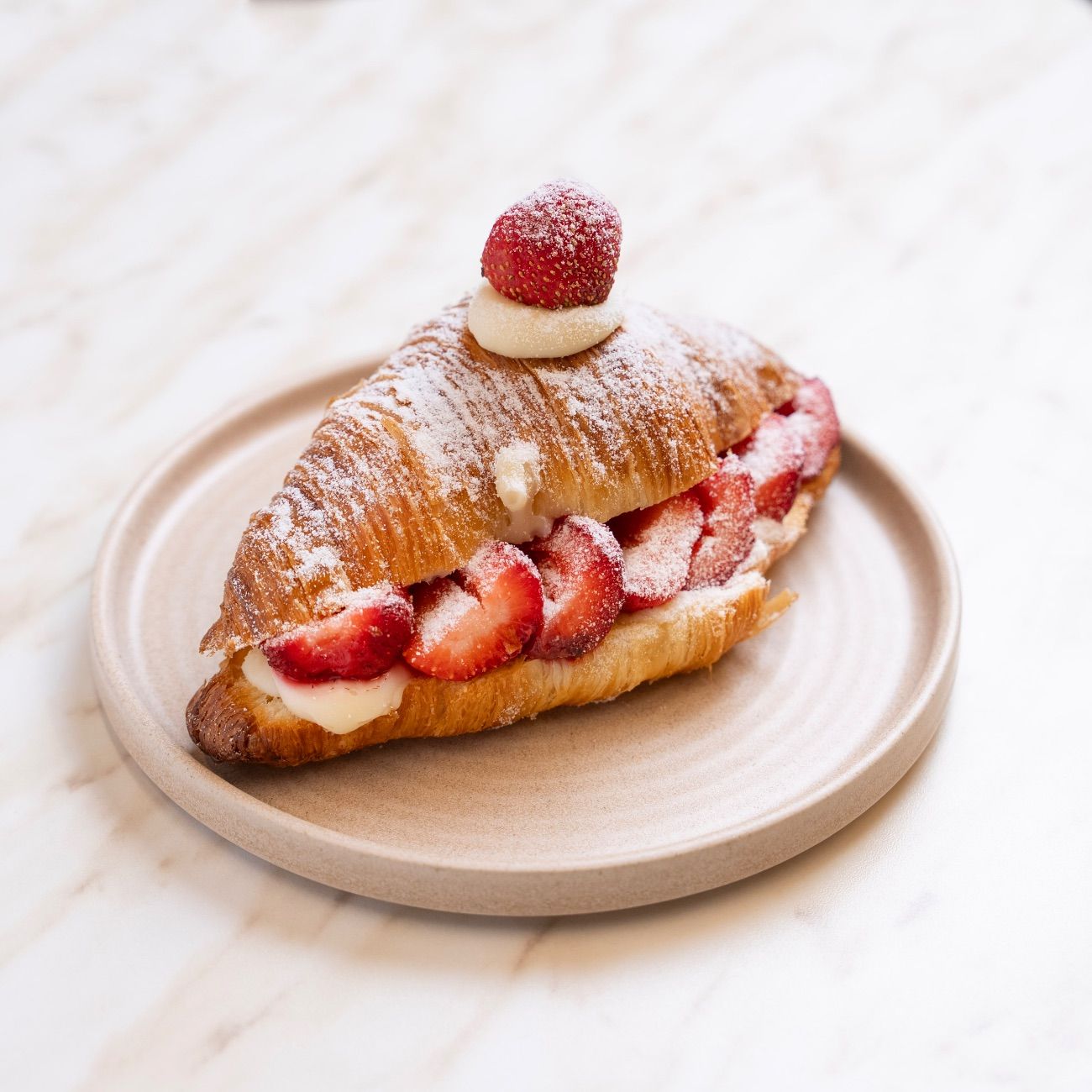 Çilekli Kruvasan - Pastacı Kreması, Çilek. Yanında Belçika Çikolatası servis edilir.