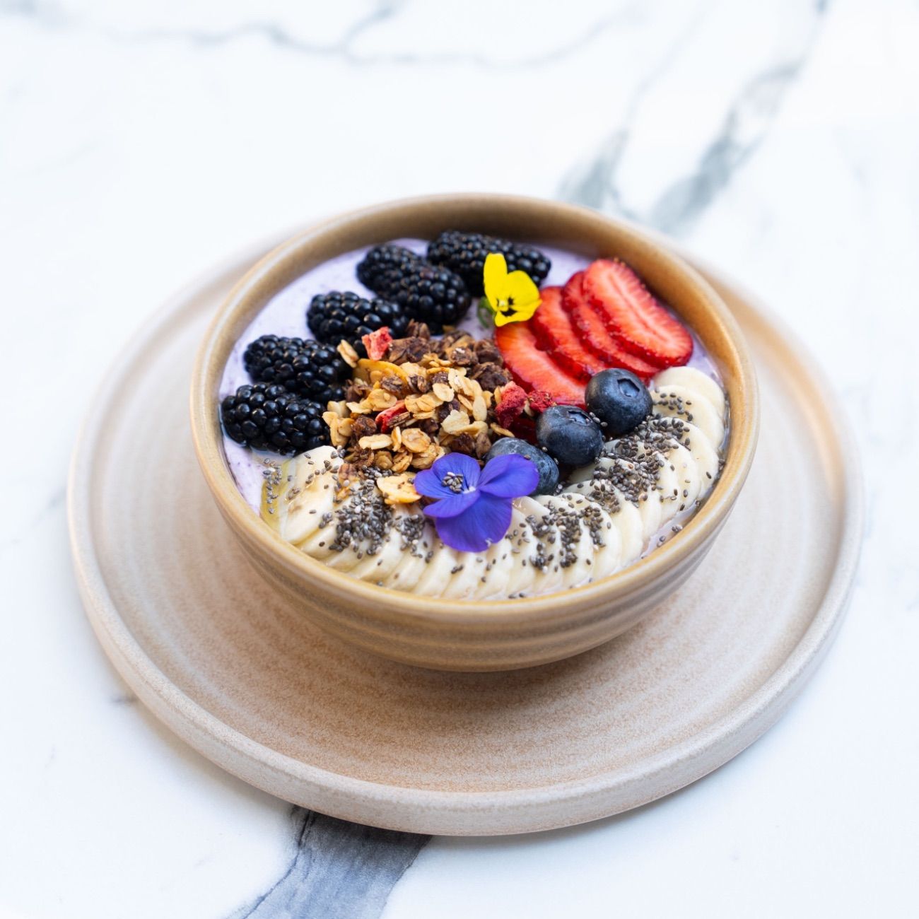 Blueberry Granola - Süzme Yoğurt, Yaban Mersini, Muz, Granola, Çilek, Agave Şurubu, Chia Tohumu.