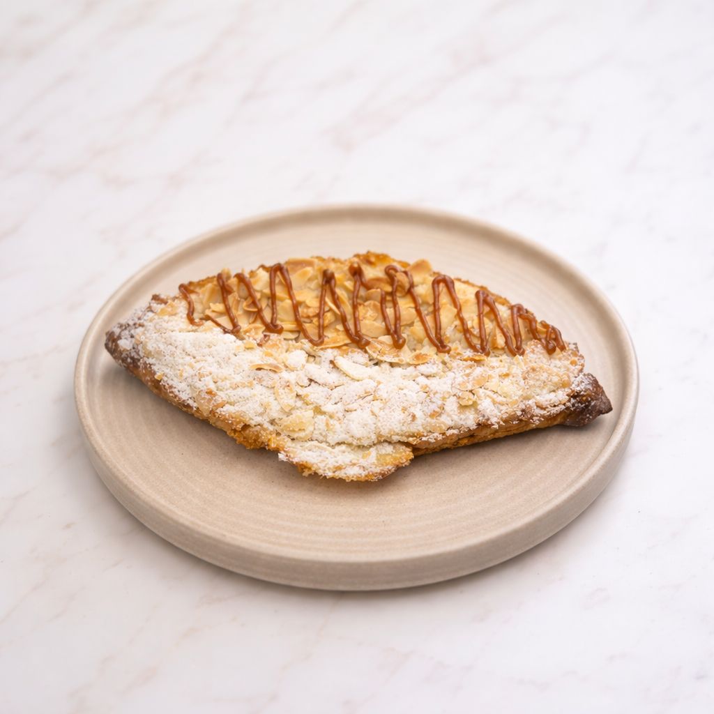 Tuzlu Karamelli Kruvasan - Fındık Kreması, File Badem, Tuzlu Karamel Sos.